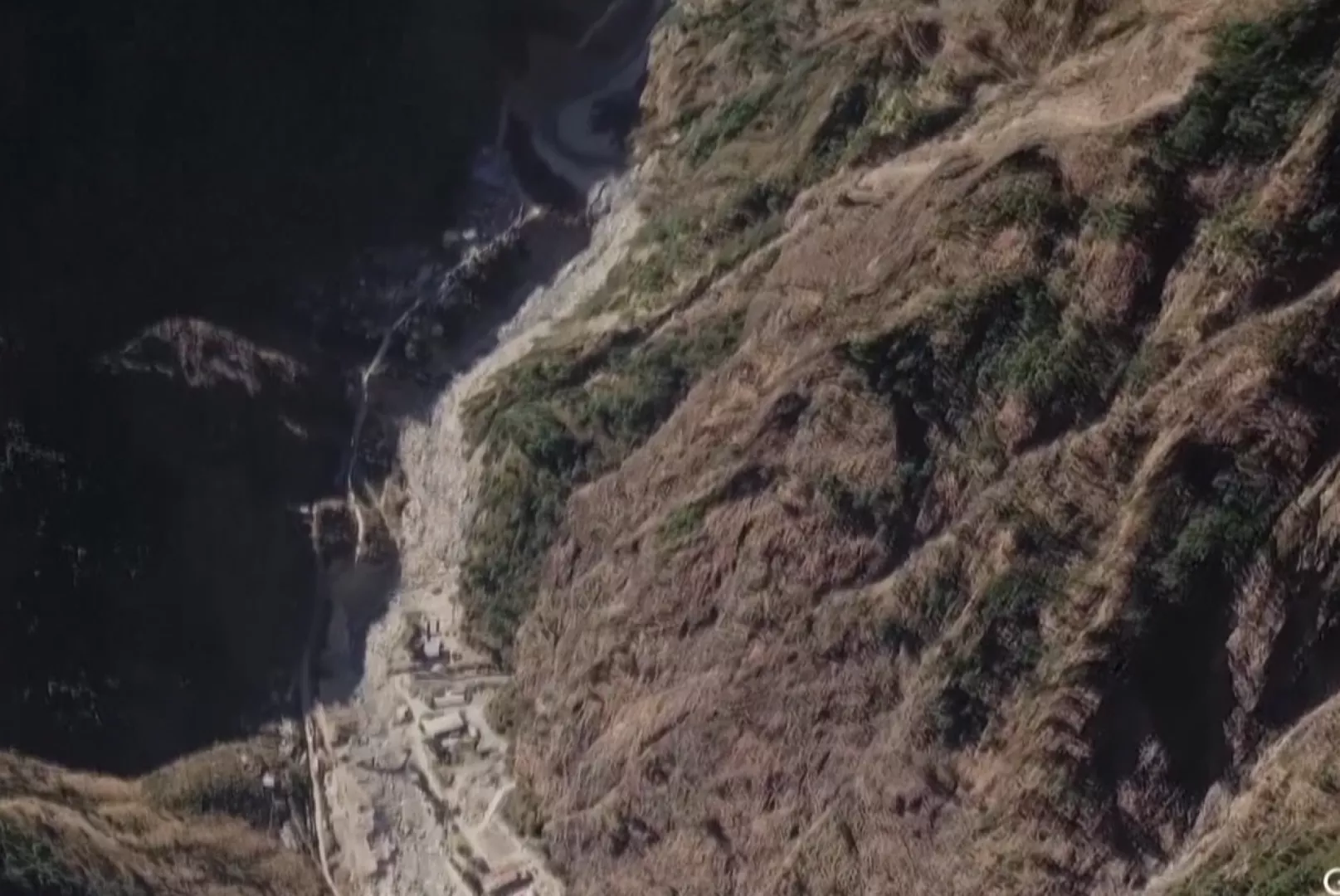 尼泊爾、中國敆界冰河崩塌 引起水崩山做大水