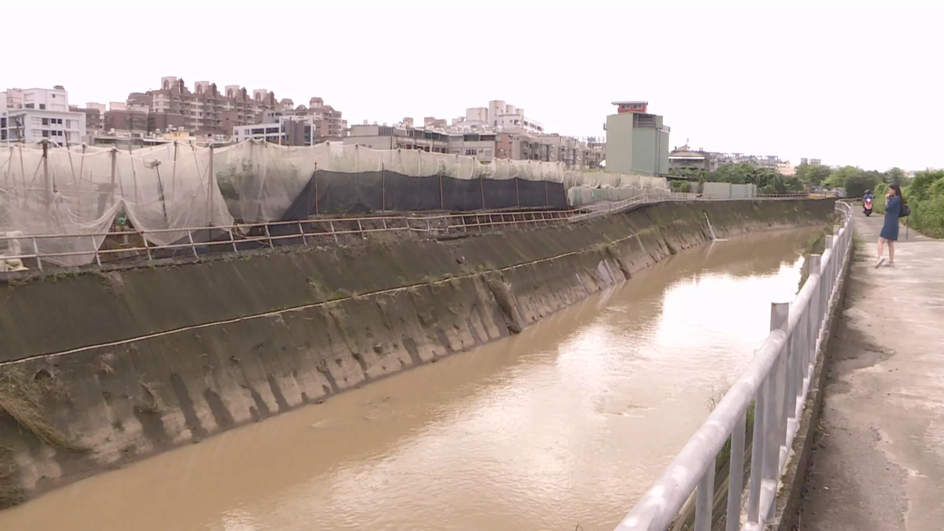 高雄連日降雨 中圳橋旁道路掏空、棚架崩落