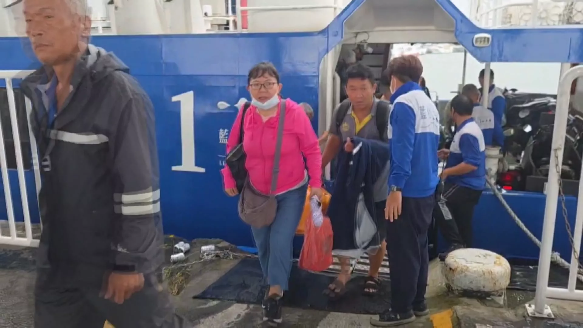 屏東東琉線海況不佳 旅客改至鹽琉線船運中心上下船