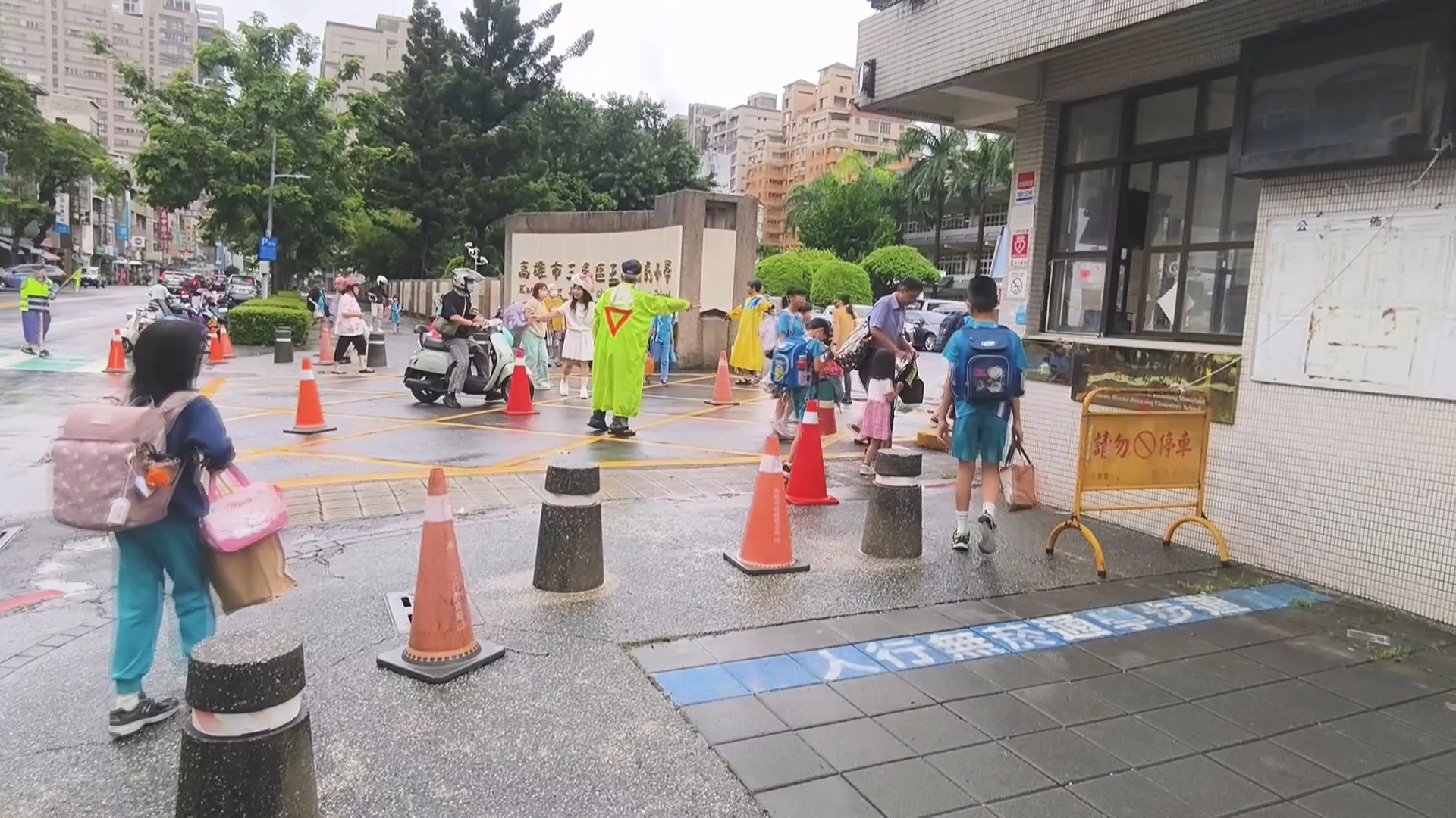 開學日高雄動員400名警力導護 北市「生生喝鮮奶」納國中生