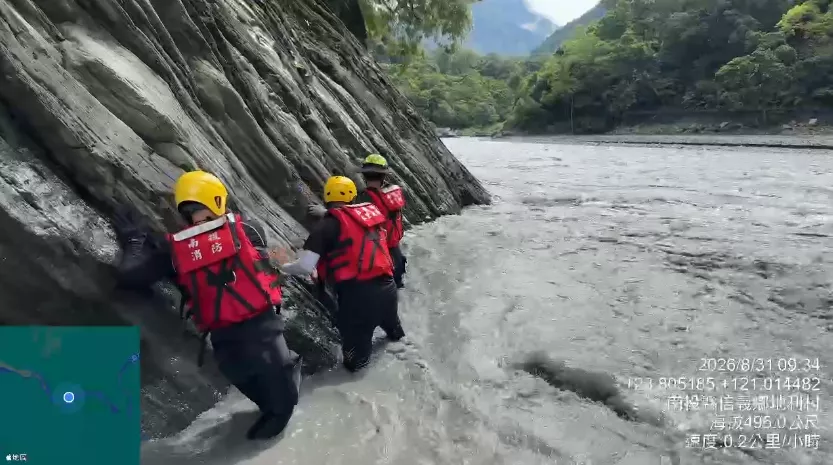 救援獨木舟翻覆受困民眾 南投2警消落水1人OHCA送醫