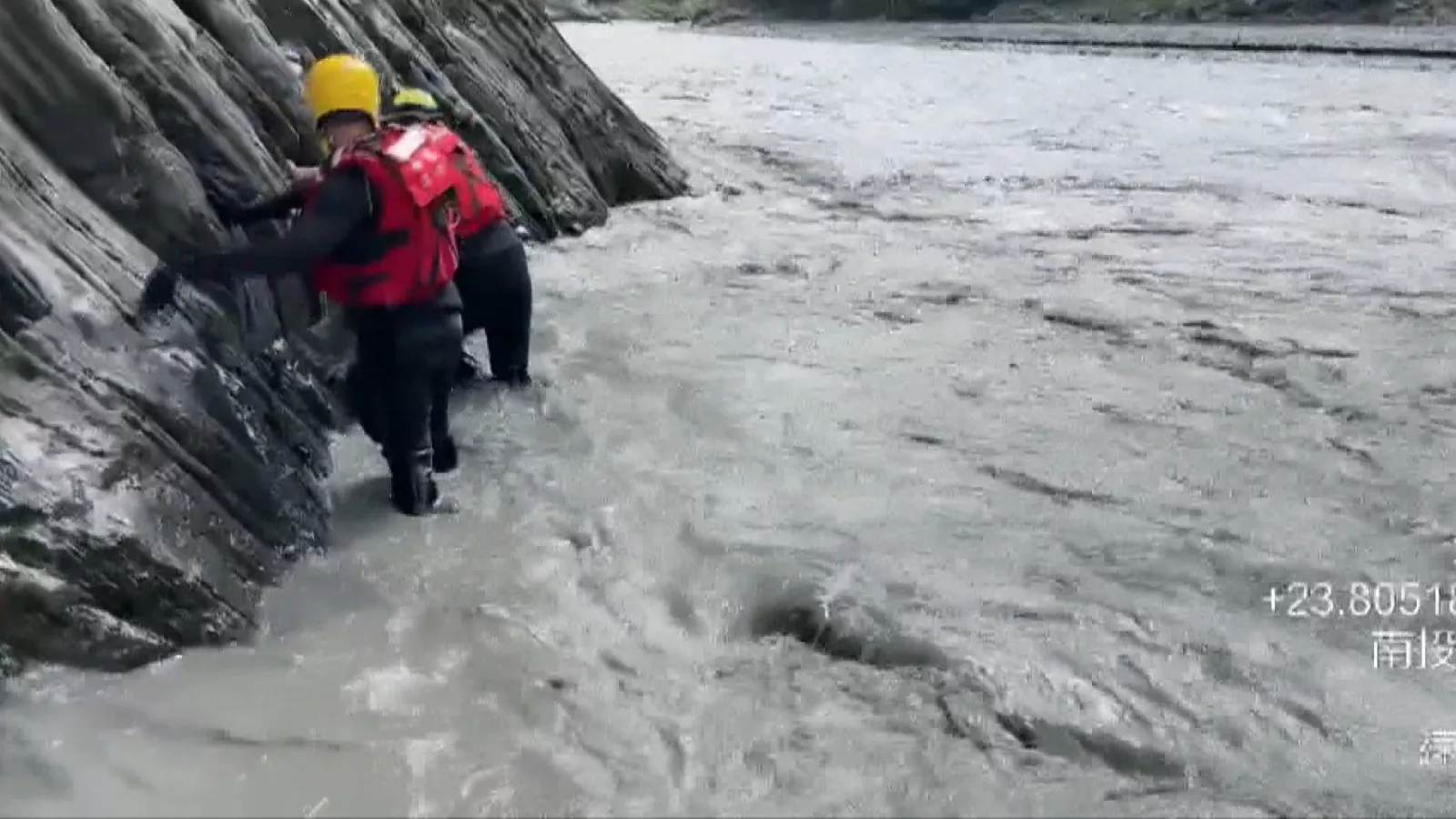 救援濁水溪泛舟受困民眾 1消防員落水送醫搶救不治