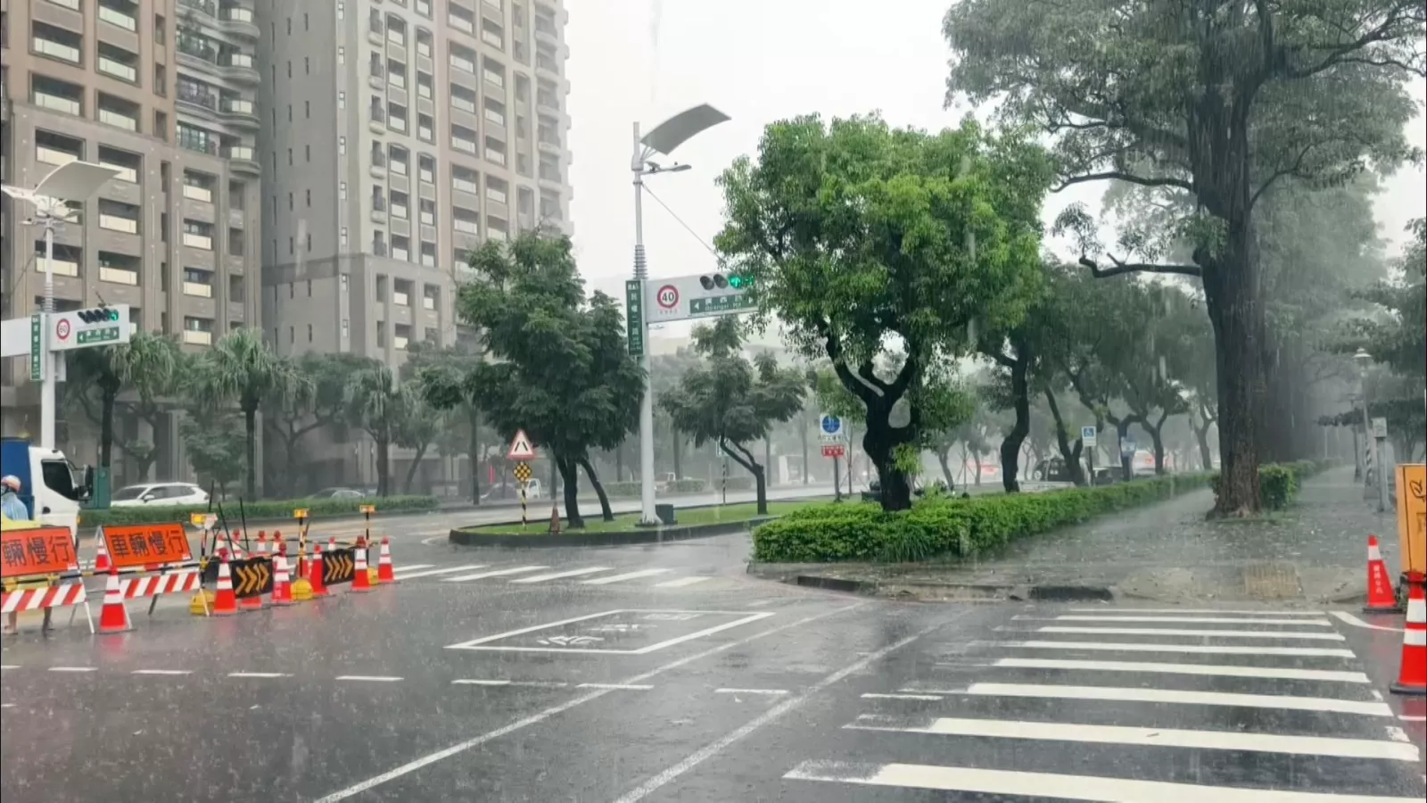 Dua taifun terbentuk, Saudel kembali menguat dan berbelok mendekati Taiwan