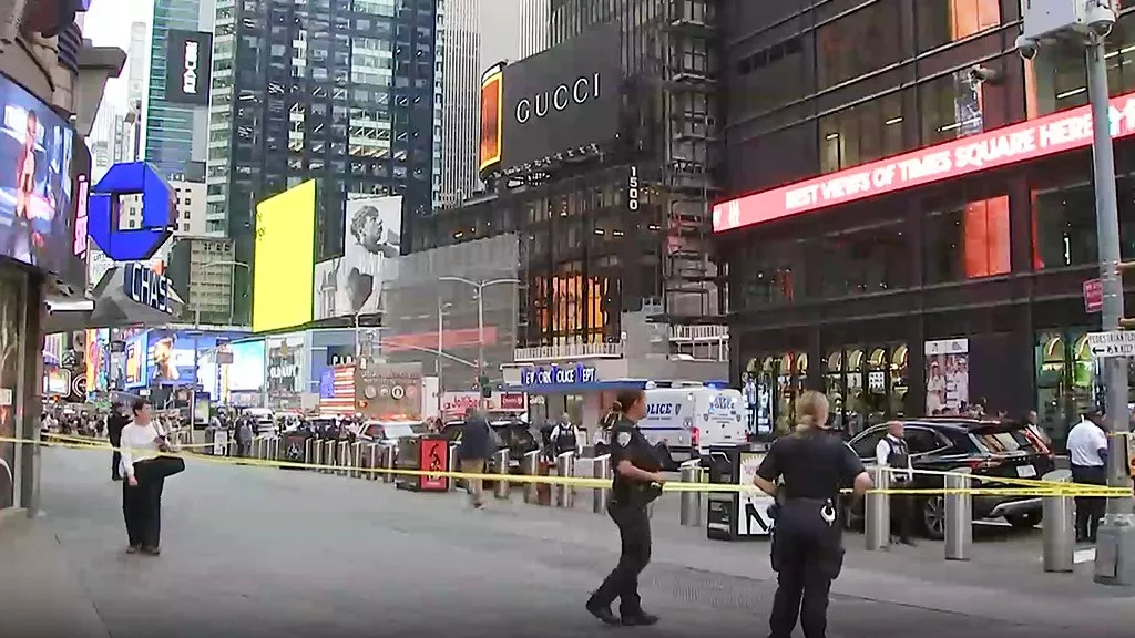 紐約時報廣場隨機砍人 持刀者傷人後襲警遭擊斃