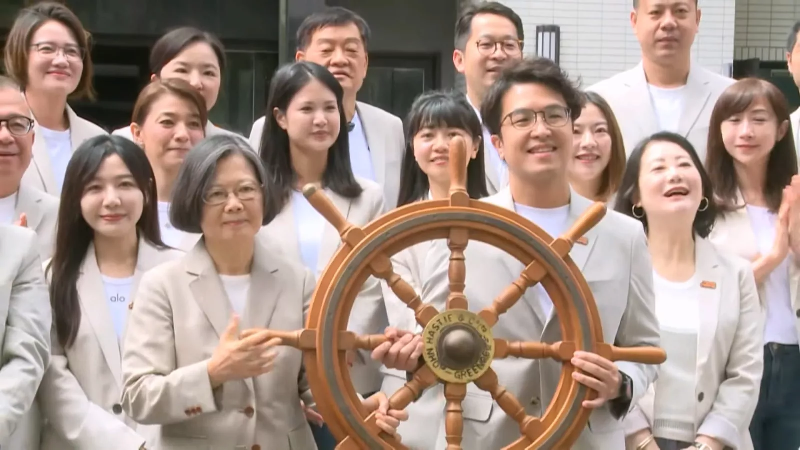 蔡英文陪同沈伯洋登記參選 蔣萬安擬明上午登記