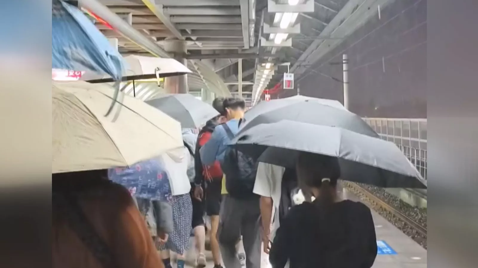 屏東站月台漏雨釀旅客撐傘等車 台鐵承諾明年發包改善工程