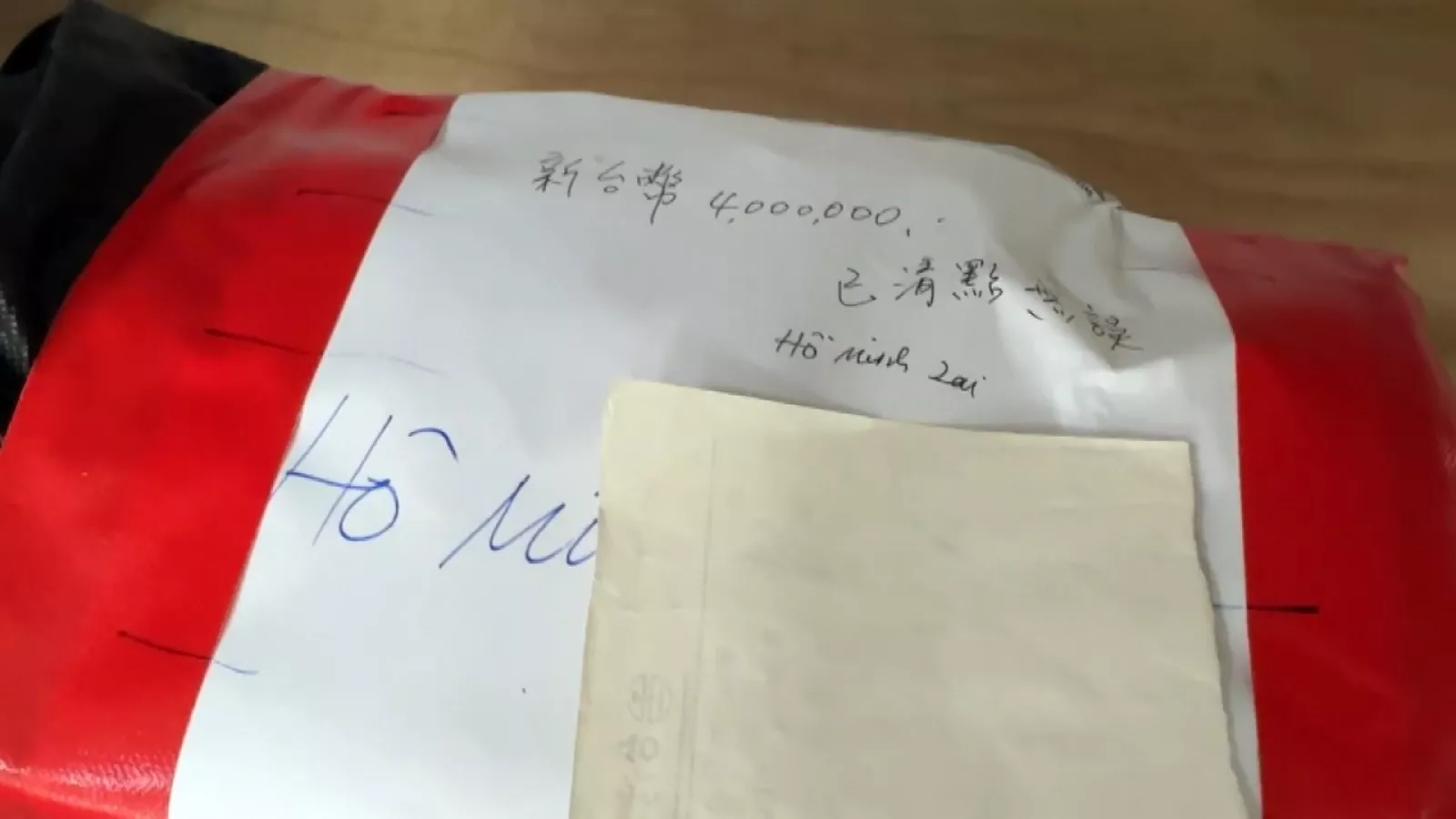 Vụ lao động Việt quên 4 triệu NTD lộ đường dây "chuyển tiền chui"