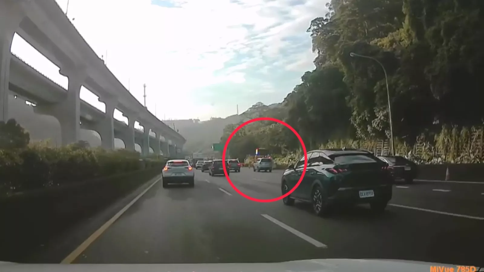 國1北上泰山段邊坡落石 高公局預警性封閉路肩