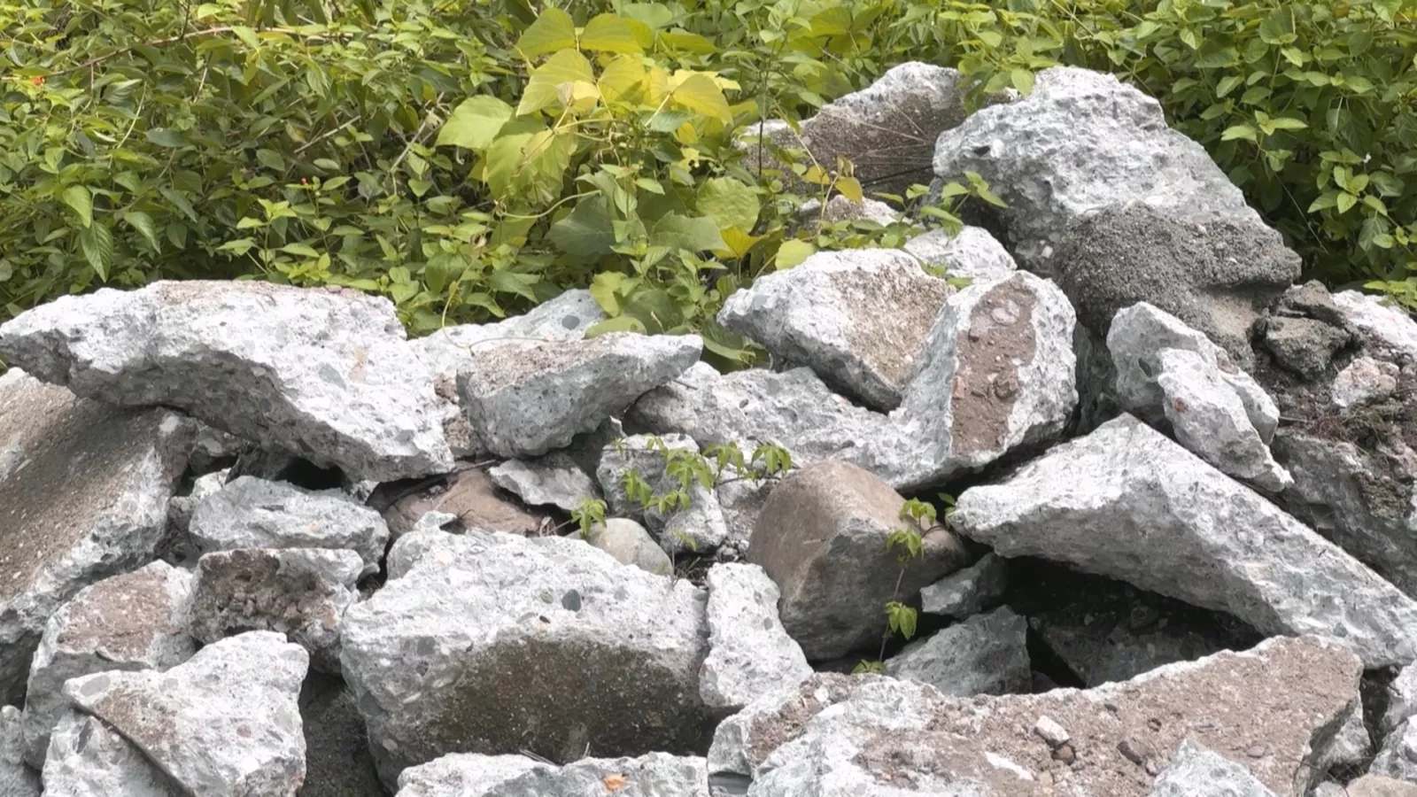 台東富家溪進水口遭倒廢棄物 環保局擬架監視器追查行為人