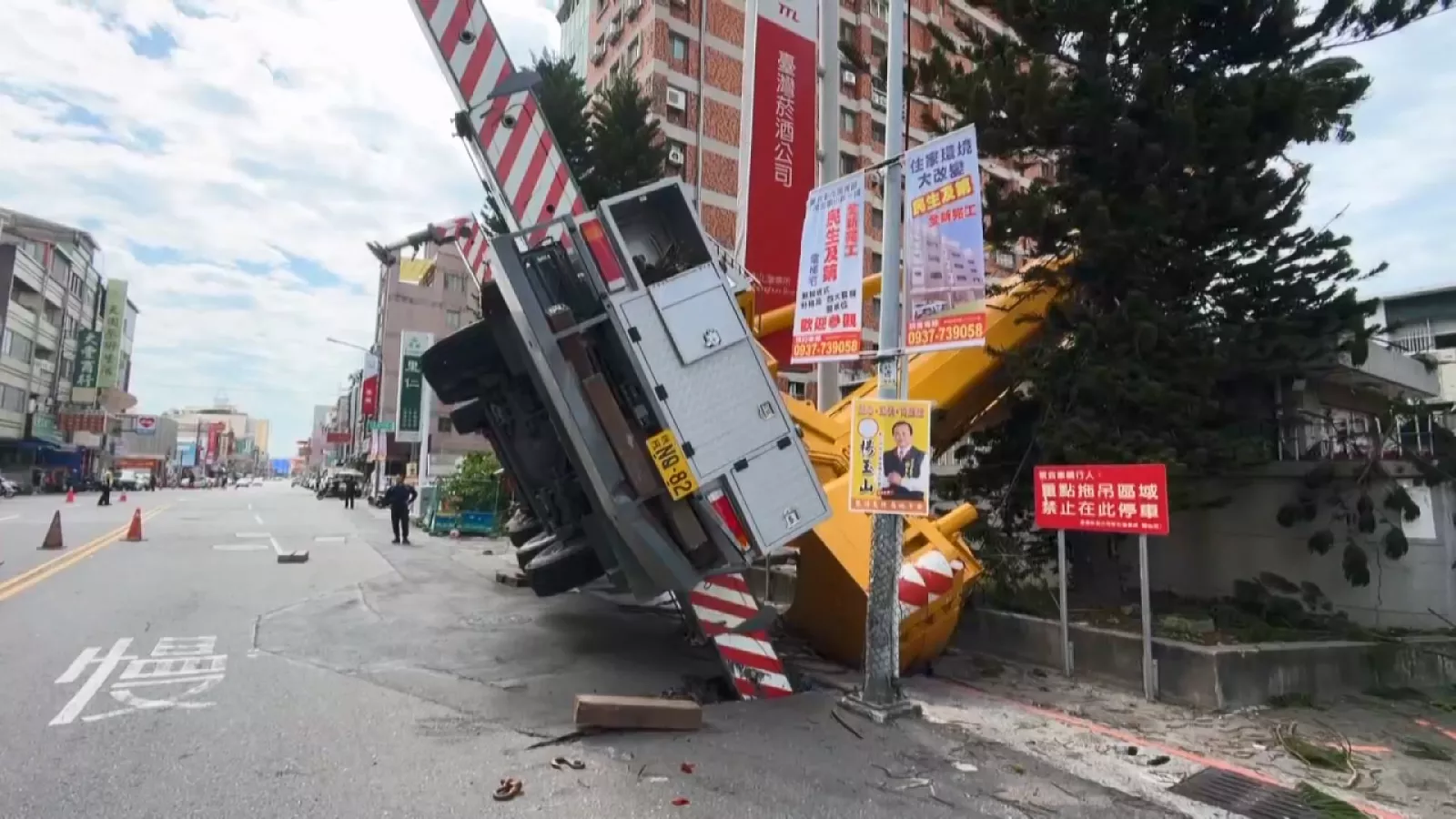 彰化吊車作業時路面陷落翻覆 疑停放處乘載力不足釀災