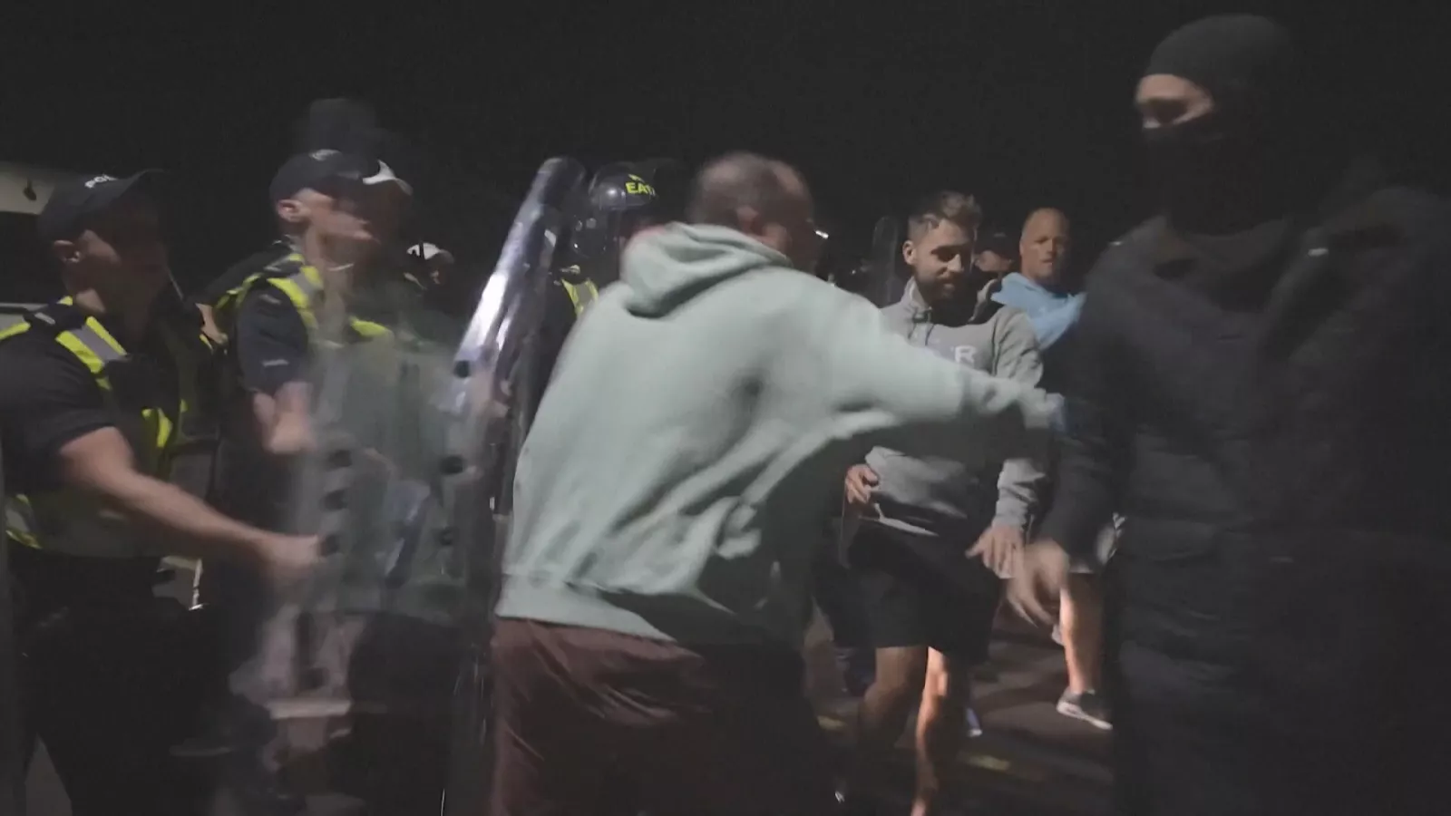 上萬非法移民自法國偷渡入境 英國樸資茅斯民眾封路抗議