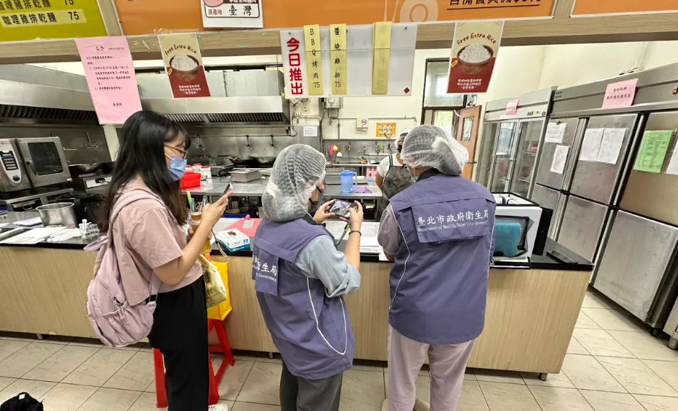 北市成淵高中87人疑集體食品中毒 熟食部遭揪5項缺失勒令停業
