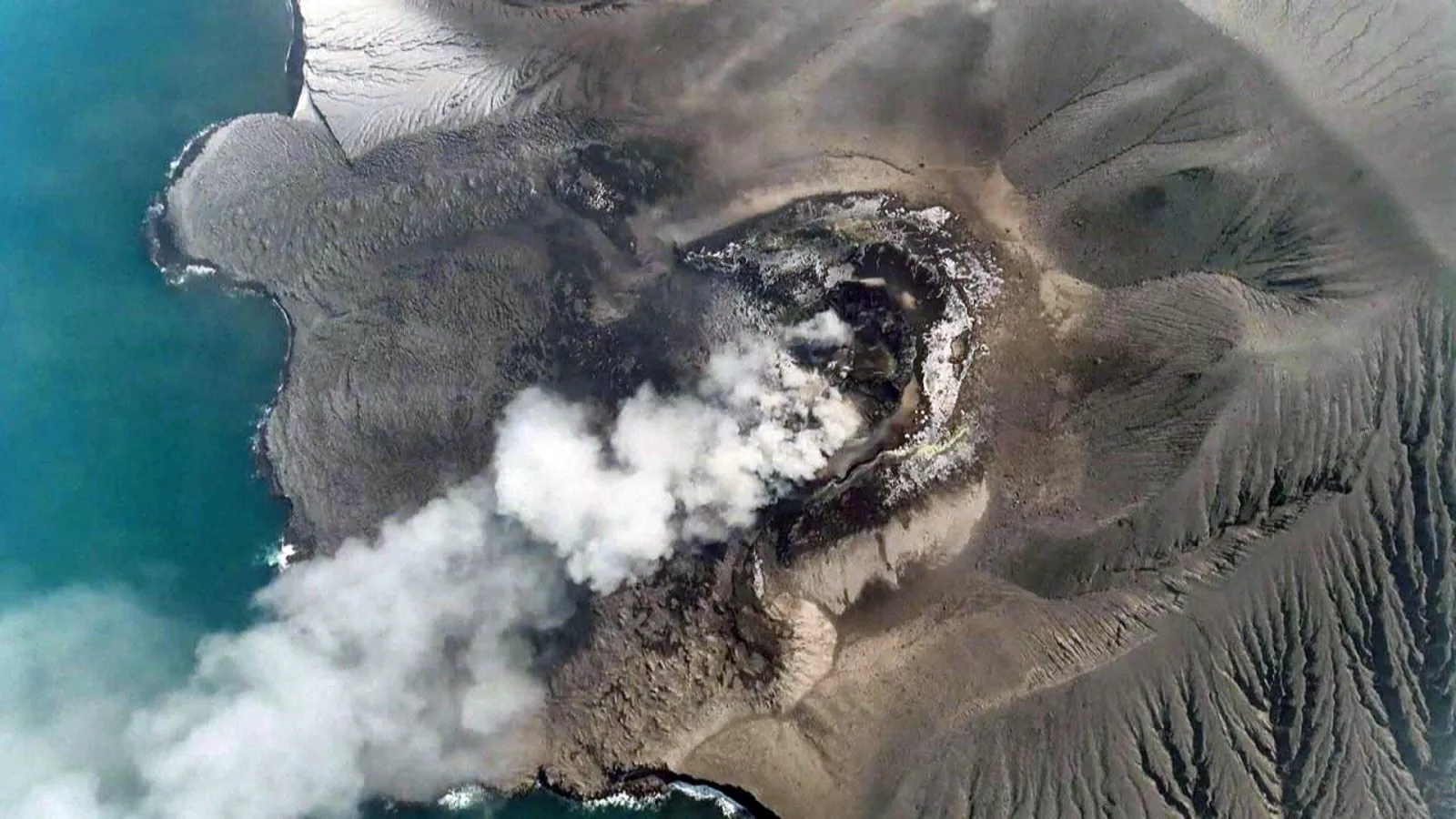 Gunung Anak Krakatau erupsi, 8 bandara Indonesia ditutup