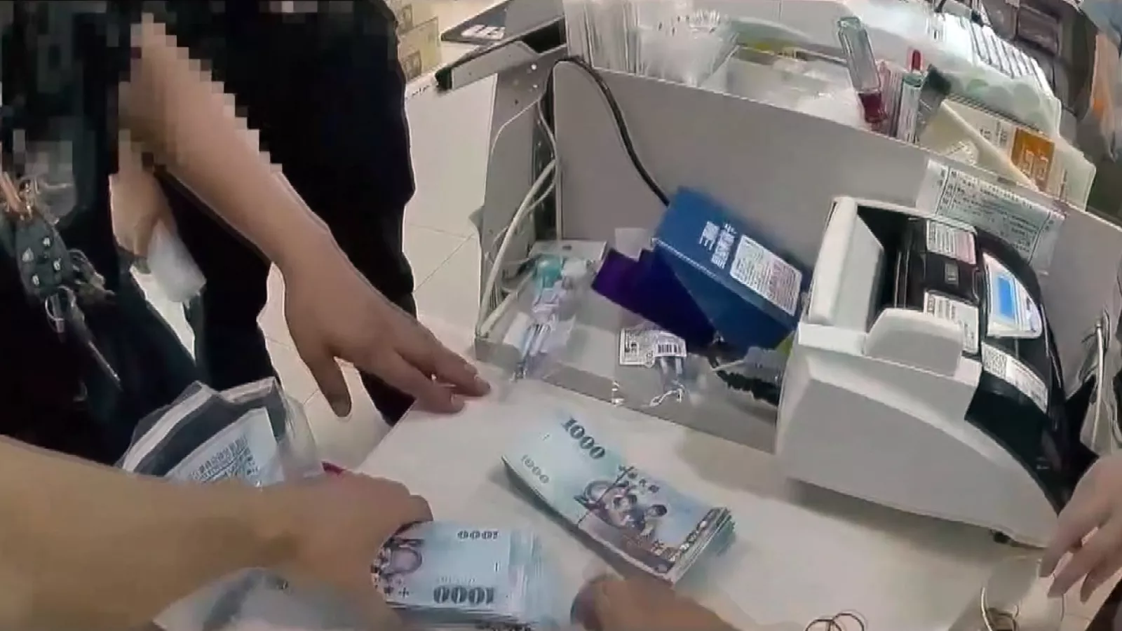 Nhân viên bảo vệ để quên hơn 500.000 Đài tệ trong nhà vệ sinh