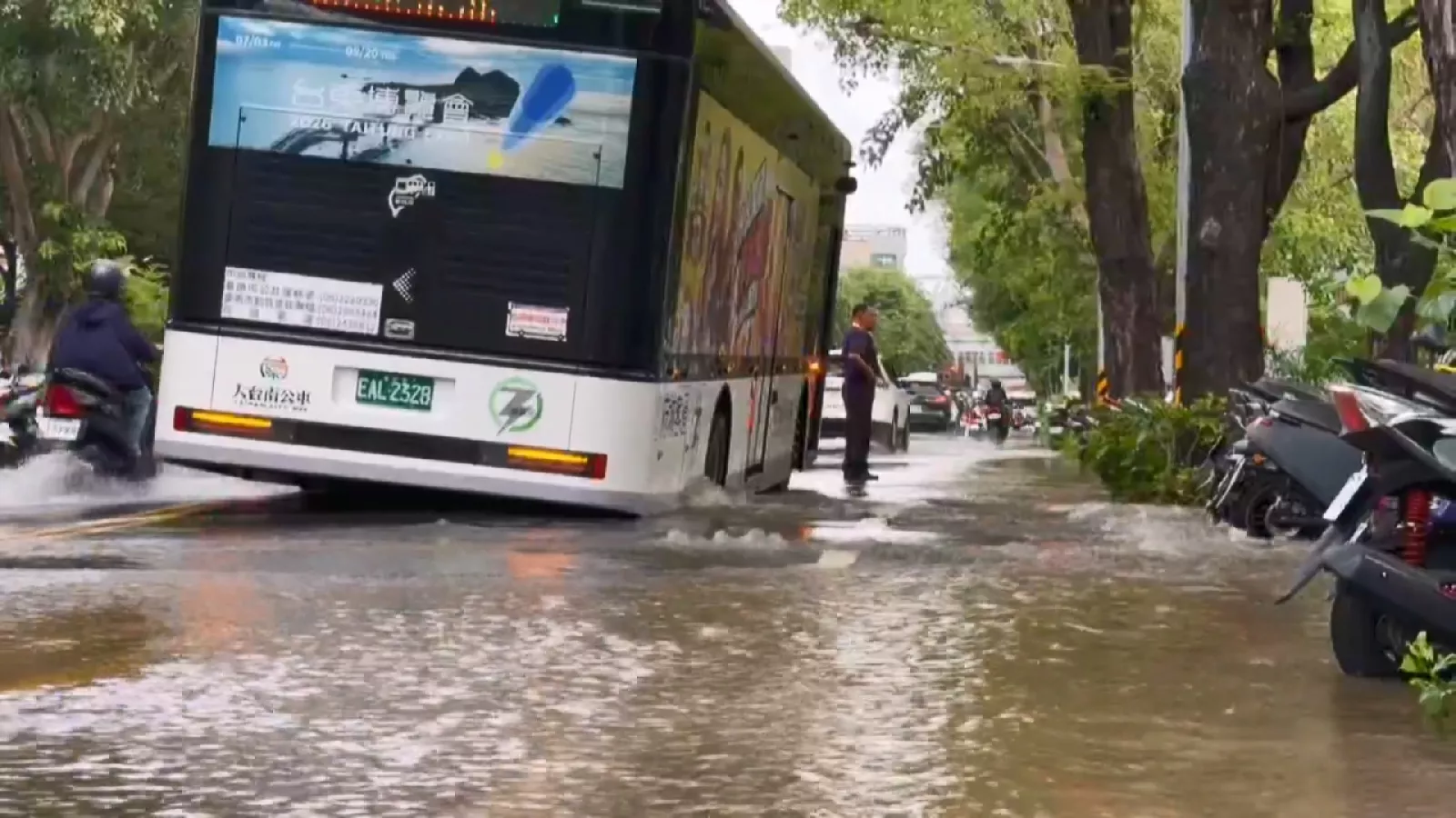台南勝利路地下水管破裂釀積水 影響逾1萬3千戶停水12小時