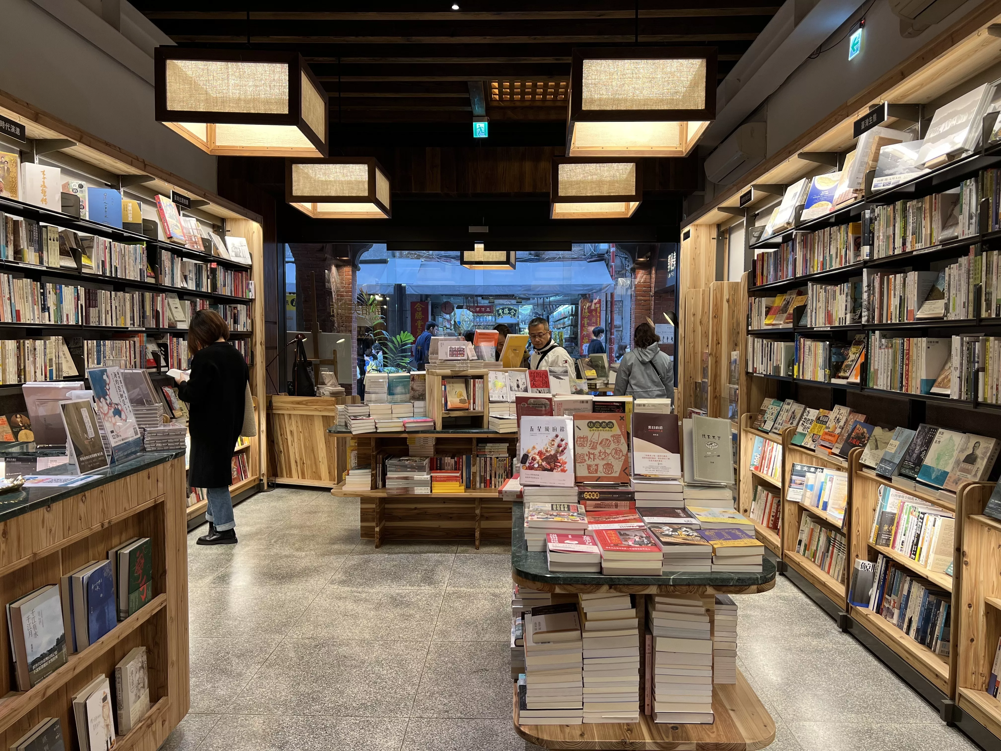 郭怡美書店一樓內部空間