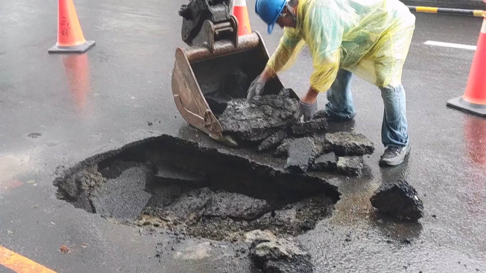 連續豪雨導致路面頻現坑洞 高雄部分地區修繕經費告急