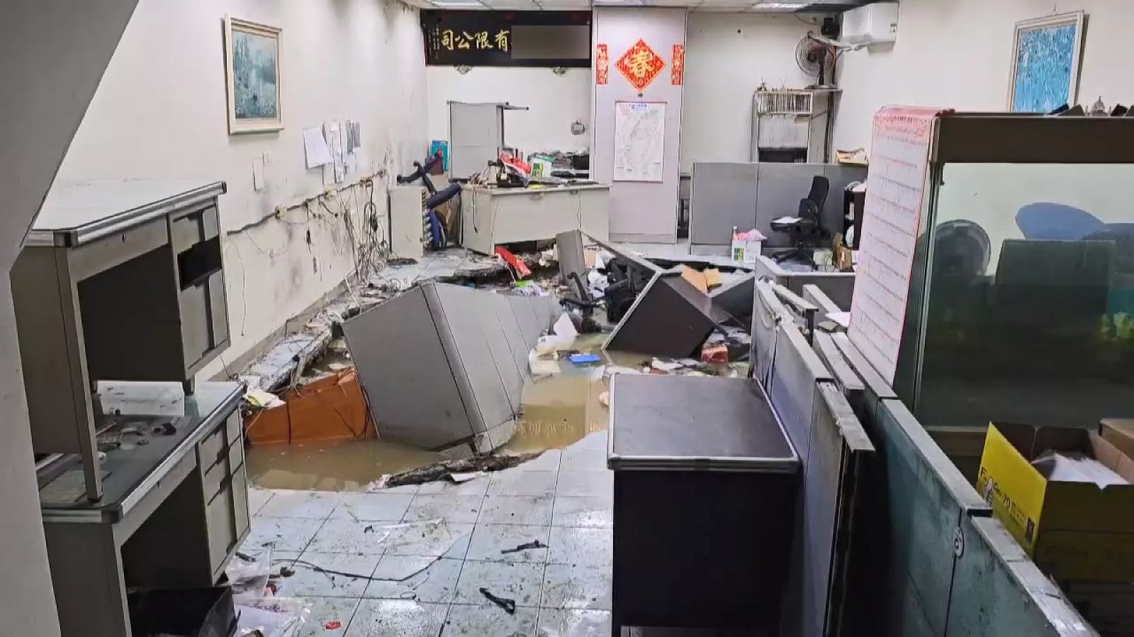 疑工地開挖釀隔壁民宅地基塌陷 北市建管處勒令停工並依法開罰