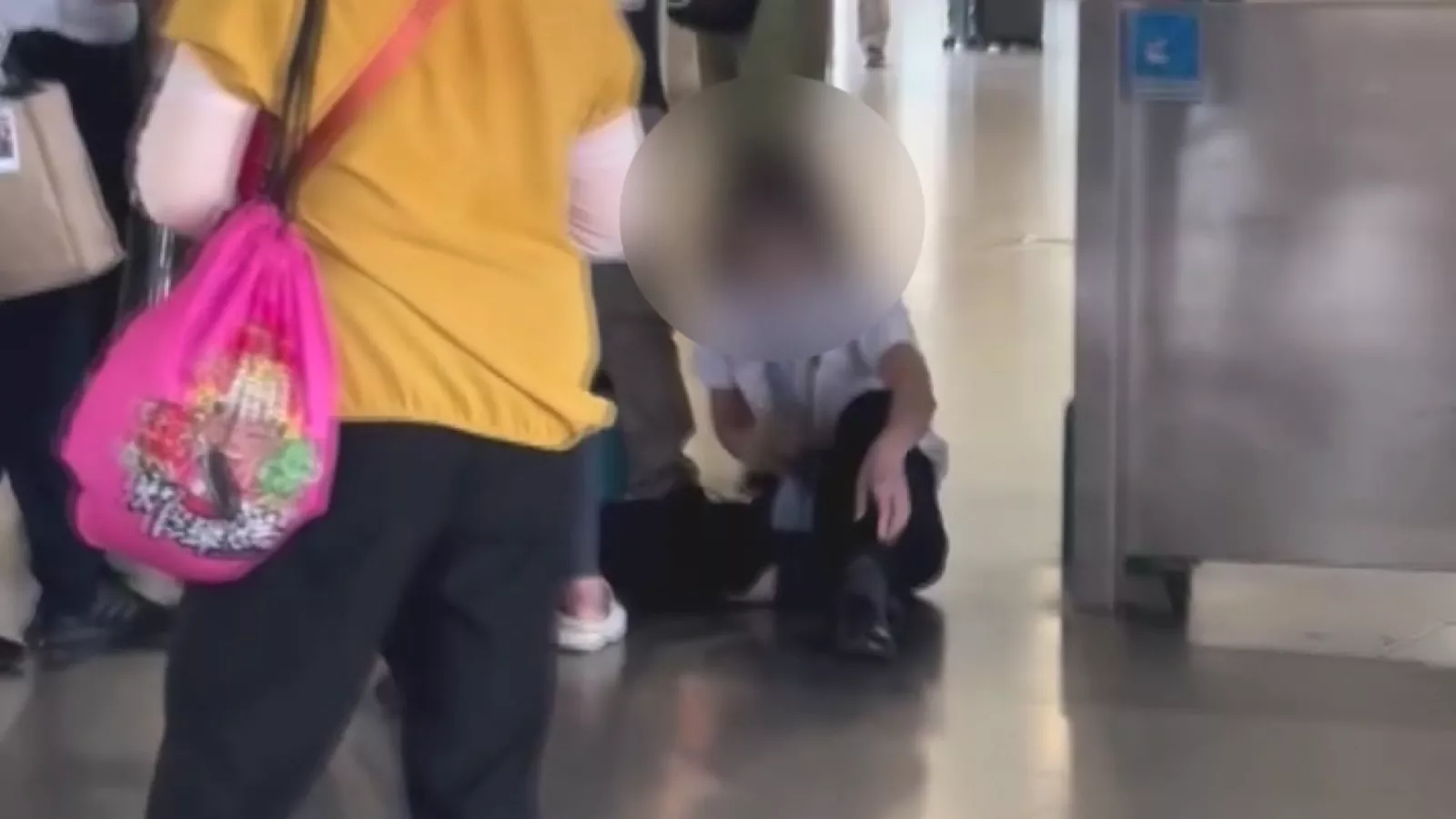 同站進出票證餘額不足 婦人情緒失控毆打台鐵站務員