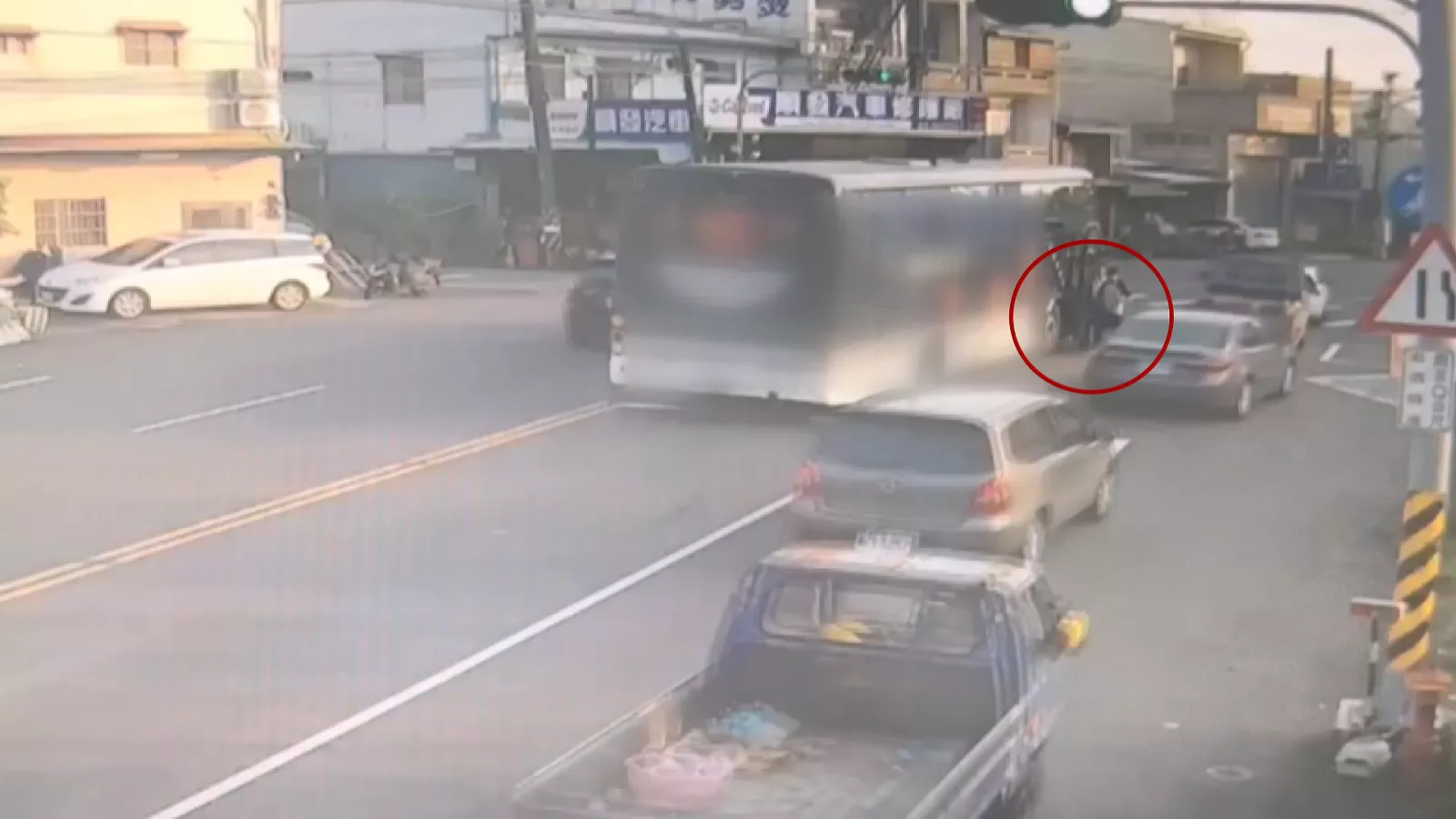 校車駕駛疑熱衰竭仍上路釀擦撞 學生機警熄火幸無人受傷