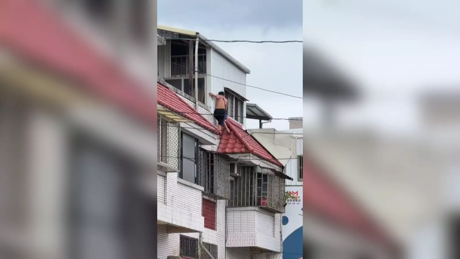 花蓮男街頭持刀揮舞與警對峙 親屬與警消勸說後棄械就範