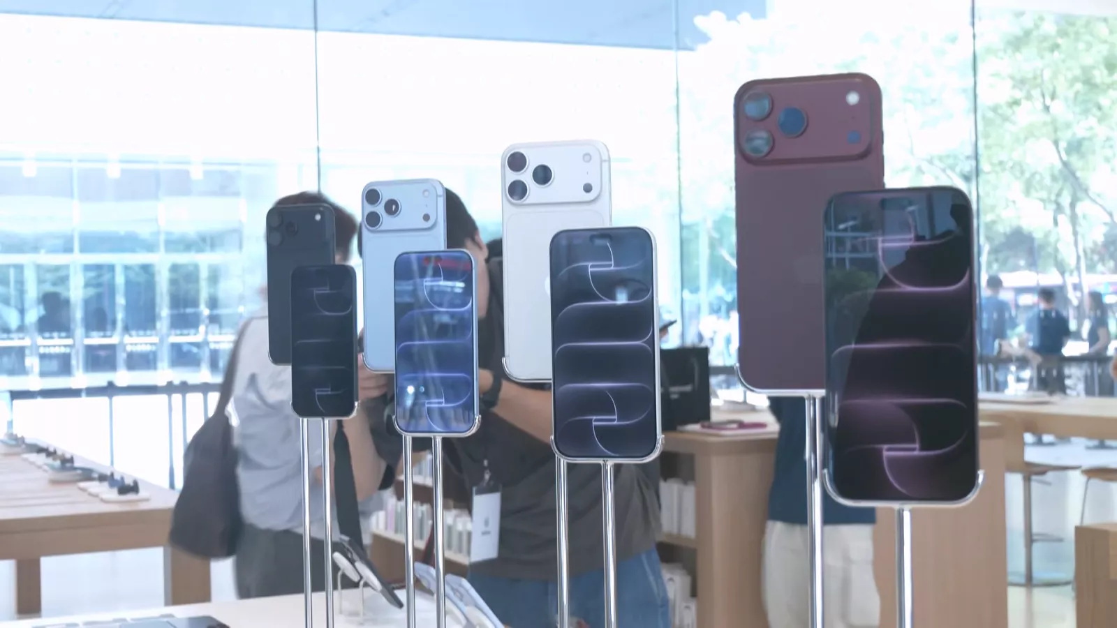 iPhone18新機開賣售價變貴 仍有人漏夜排隊搶購