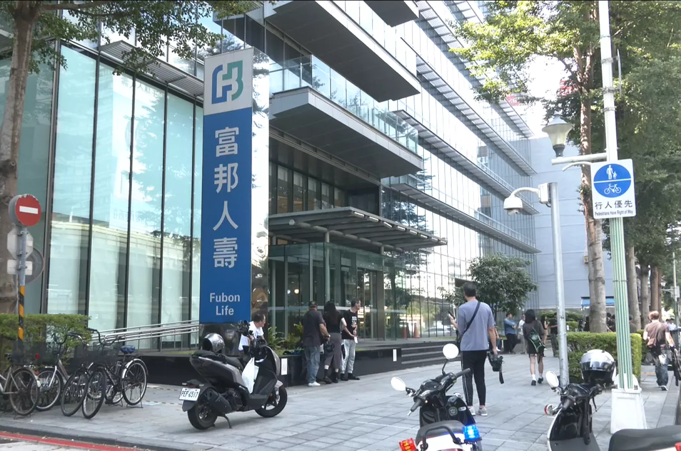 富邦人壽刣人事件 嫌犯倒便所.保險員予刀揬傷