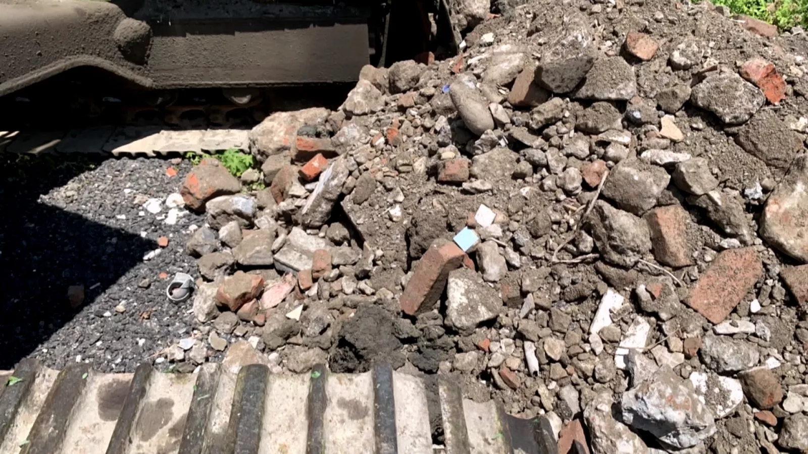 稱可無償拓寬及鋪設連外道路 鹿港廢棄魚塭遭填營建廢棄物