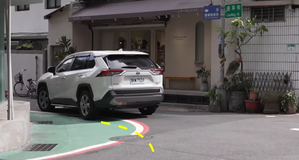 人行道劃設未考量車輛轉彎輪胎的軌跡曲線