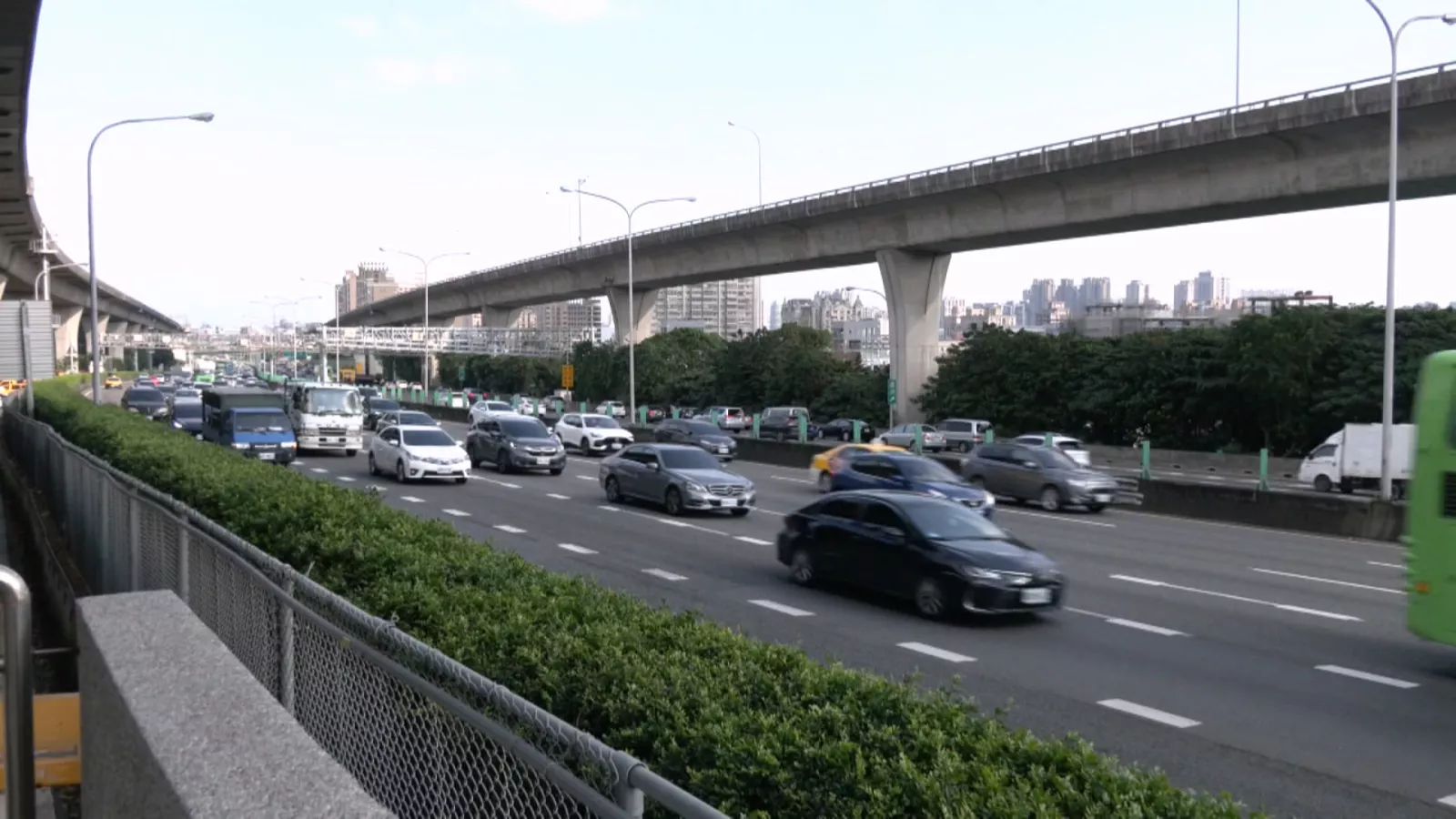 中秋連假首日國道多路段壅塞 全線交通量估120百萬車公里