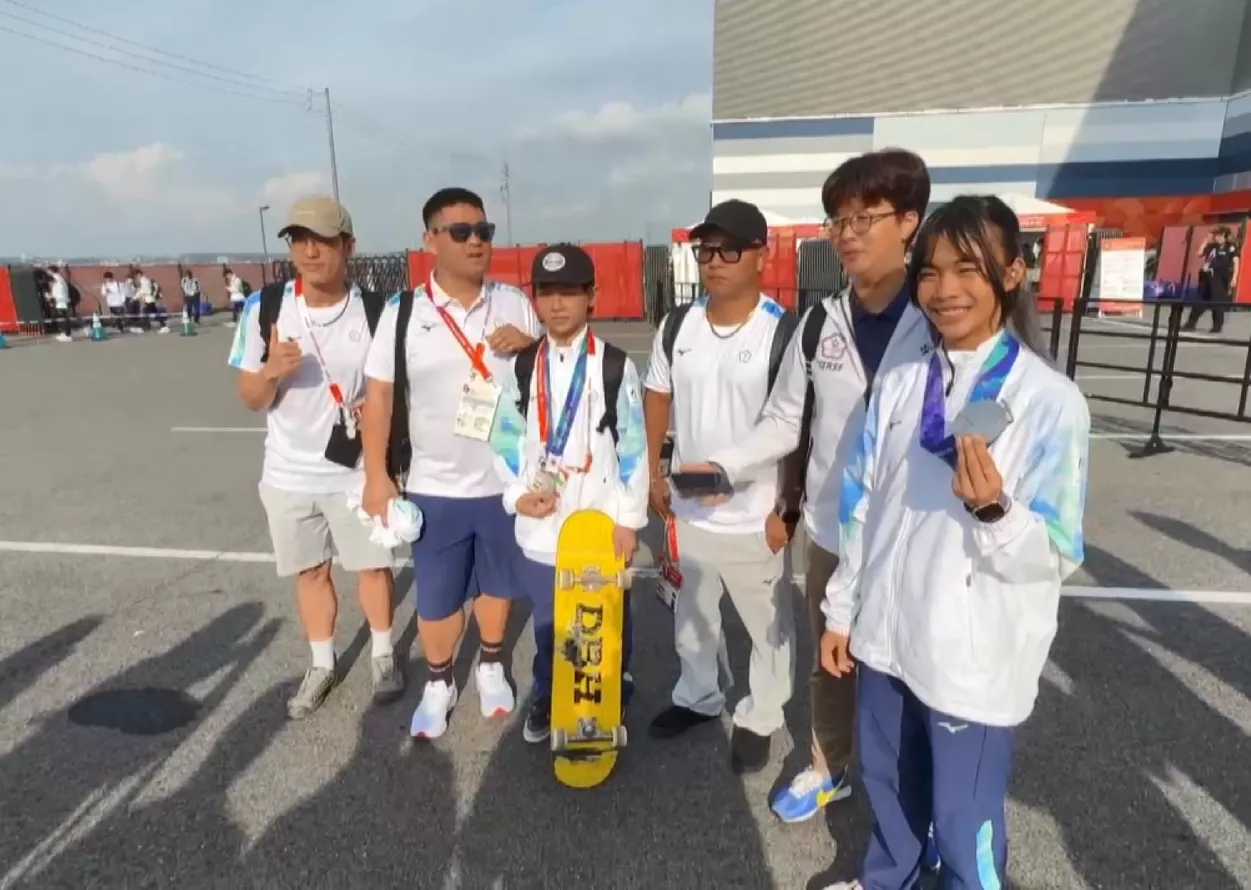 咱亞運趨枋頭塊獎牌 林逸凡提著女子組銀牌
