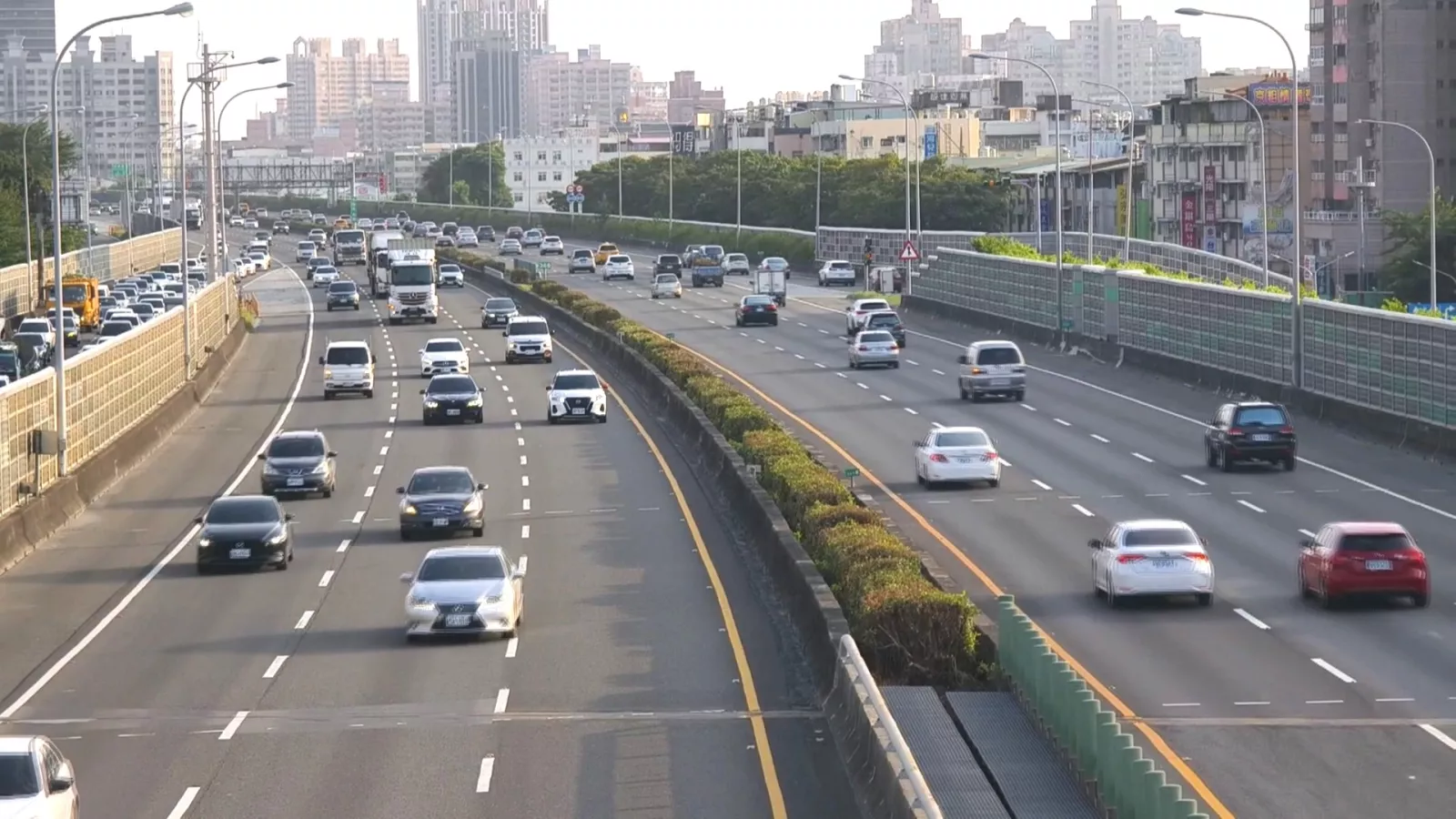 中秋連假第2日路況正常 高公局估國5下午湧北返車潮