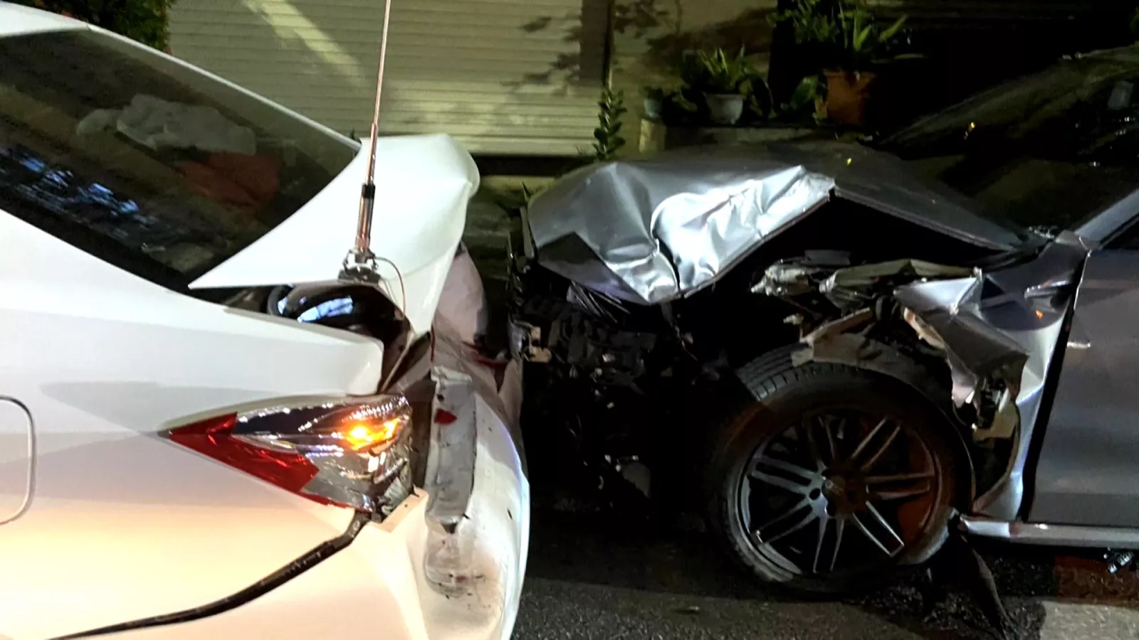 台南車輛失控衝撞前車 行人遭波及撞飛倒地