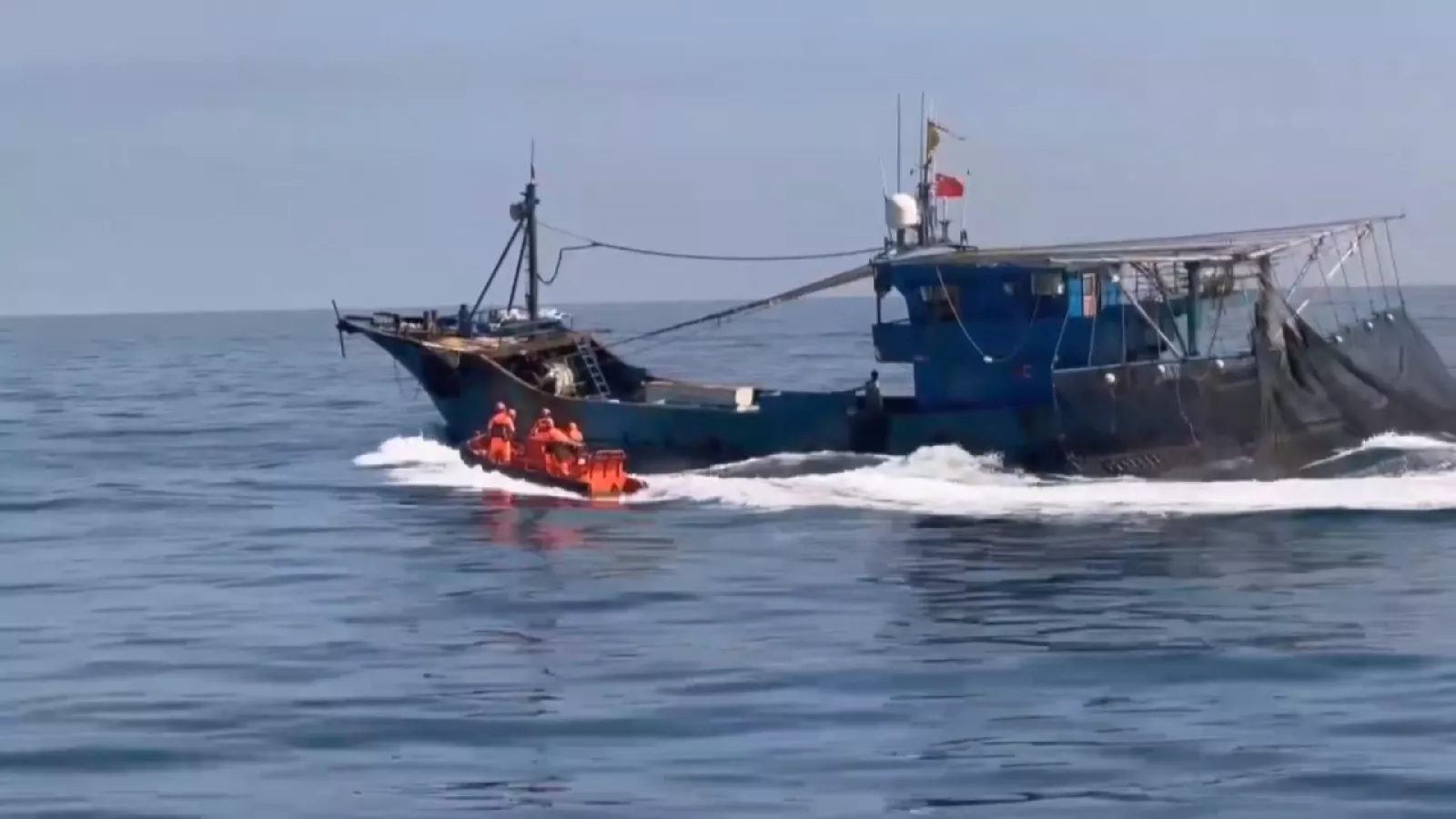 中國籍漁船今2度越界捕魚 海巡登檢查獲6人押返馬公港