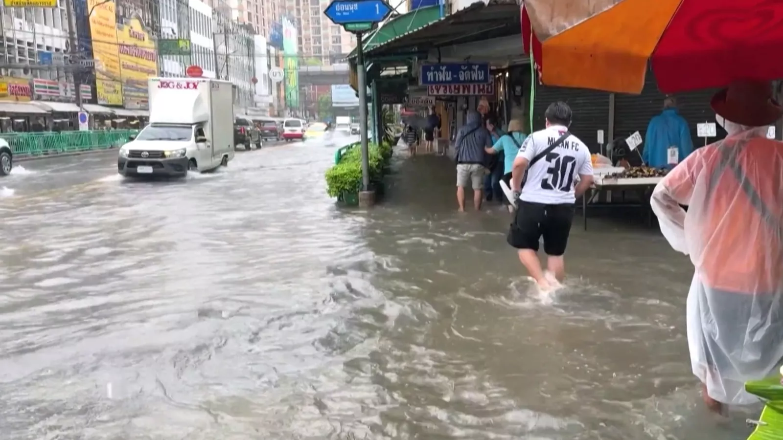 曼谷連日豪雨成災 泰國全市50區進入災難狀態