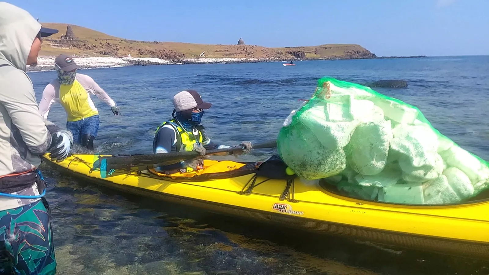 澎湖志工克服地形限制 划獨木舟清理西吉嶼海廢