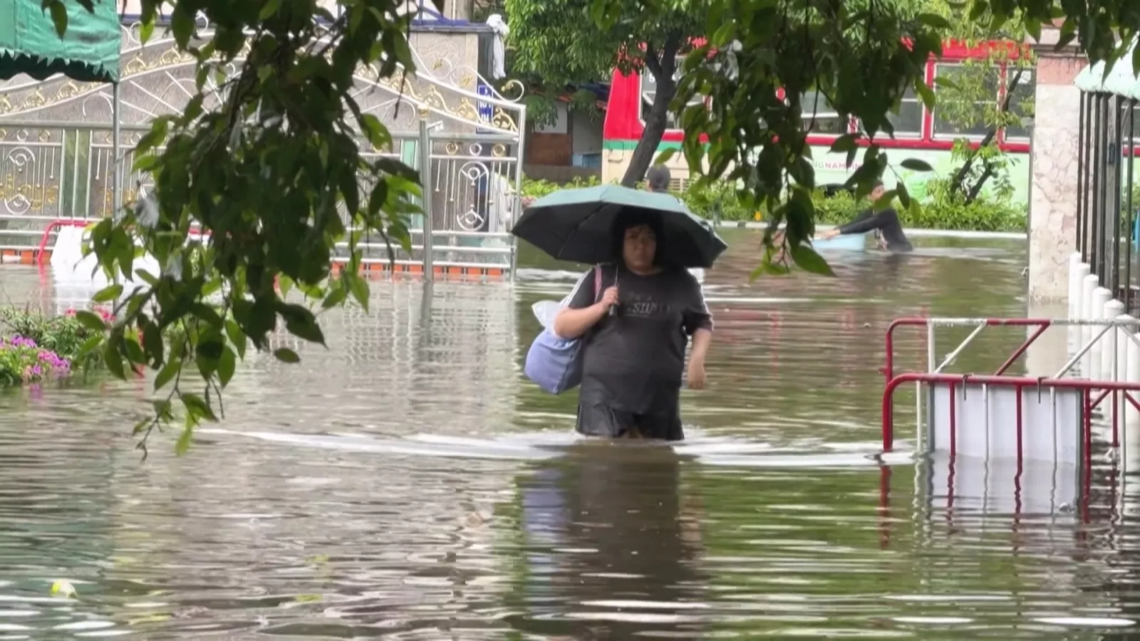 泰國曼谷暴雨致數百所學校停課 近5000人撤往避難所