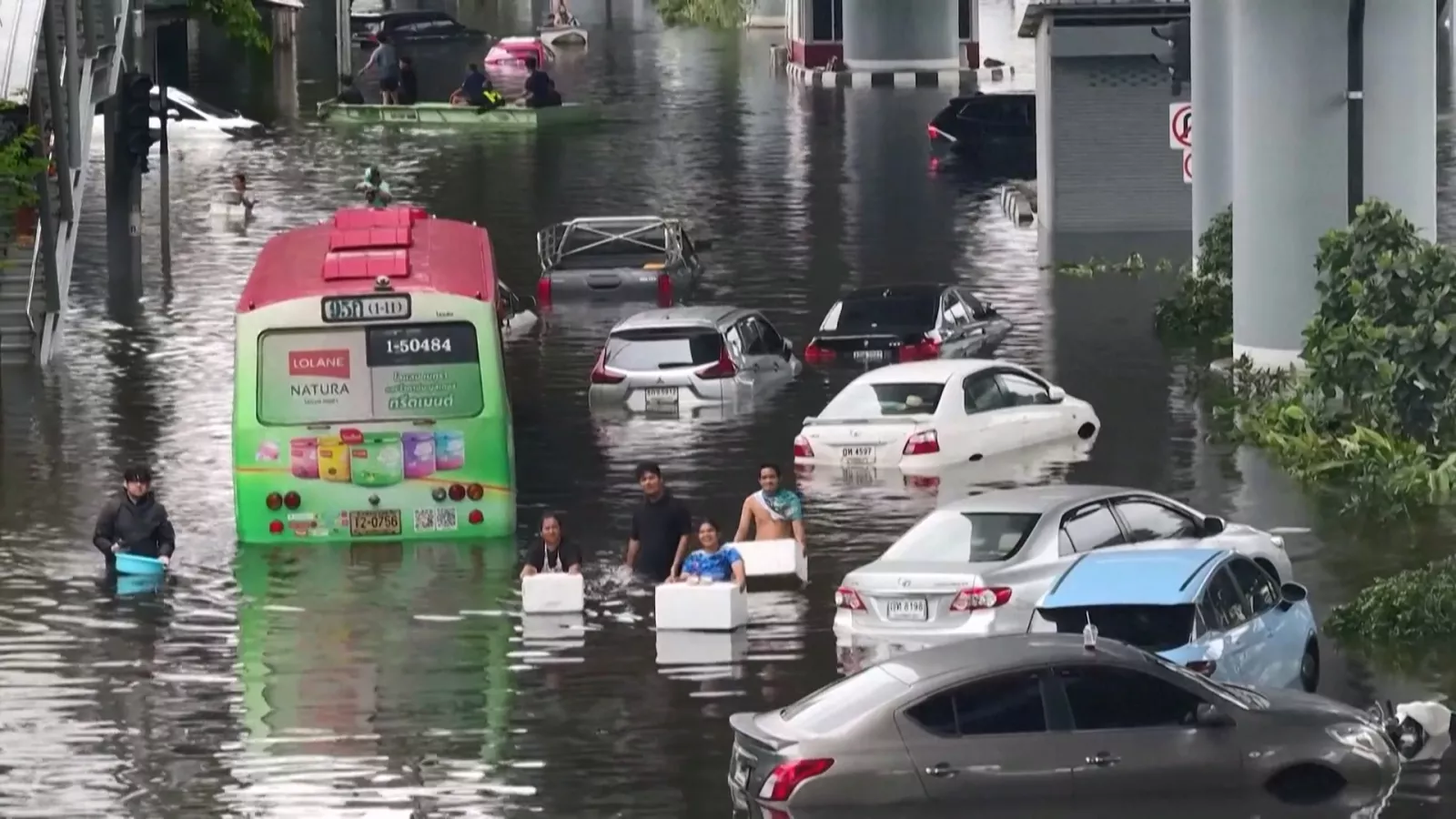 曼谷連日暴雨住宅區水淹及胸 民怨事前未接獲防災預警
