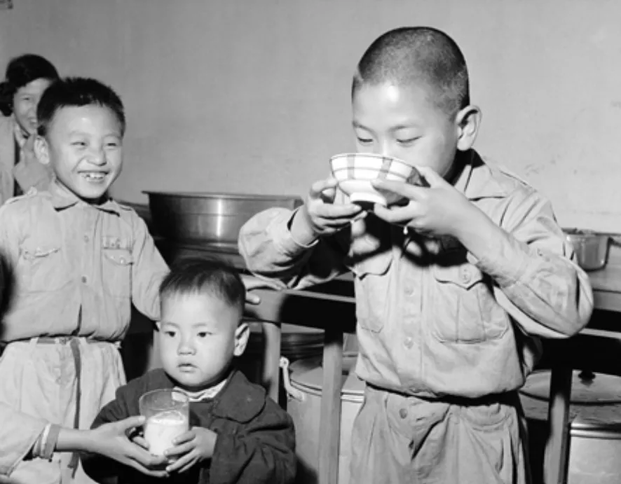 1957年兒童飲用牛奶情景(來源:國家發展委員會檔案管理局0046/0004/1)