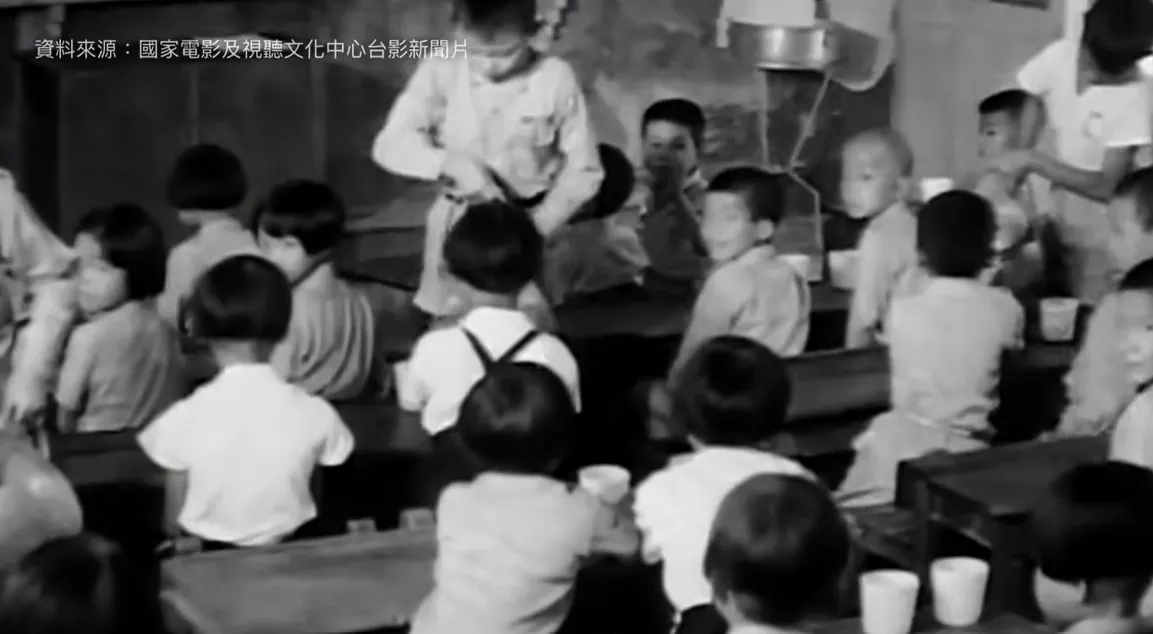 1962年台北市木柵國民學校學生食用營養餐
