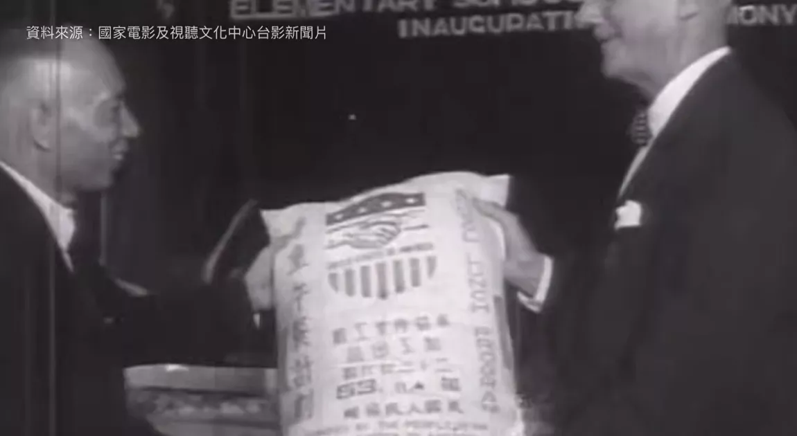 1964年美駐華大使賴特(Jerauld Wright)頒贈麵粉給台灣省政府主席黃杰