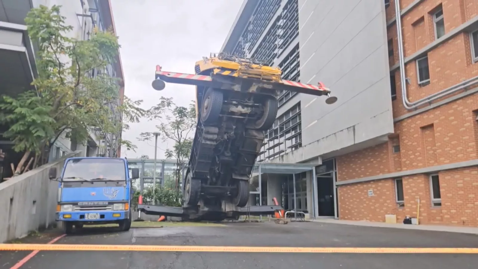 宜蘭科學園區工安意外 外牆清洗作業吊車翻覆1死1傷