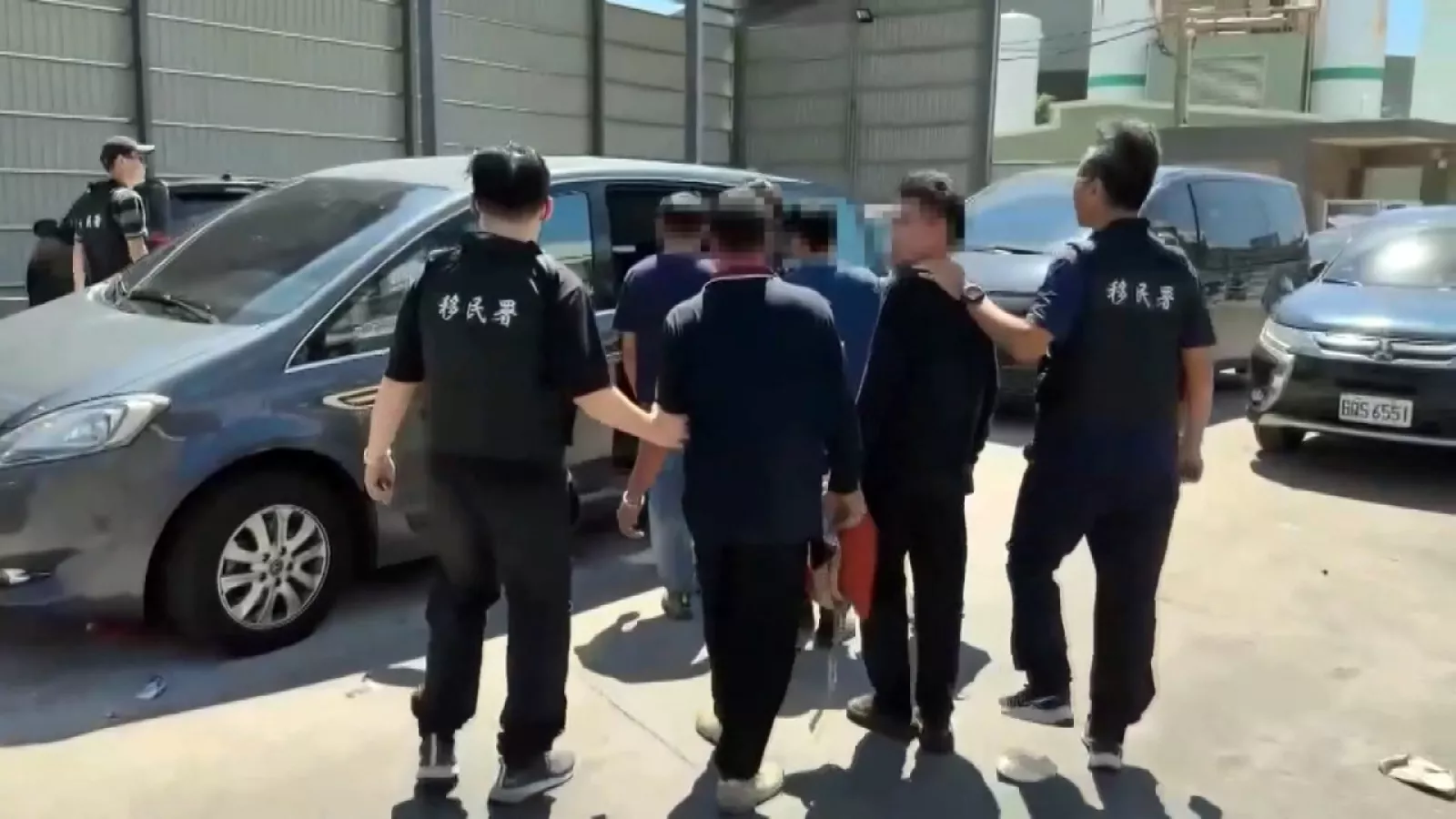 Selokan jadi rintangan pelindung, pabrik pekerjakan 36 WNA secara ilegal