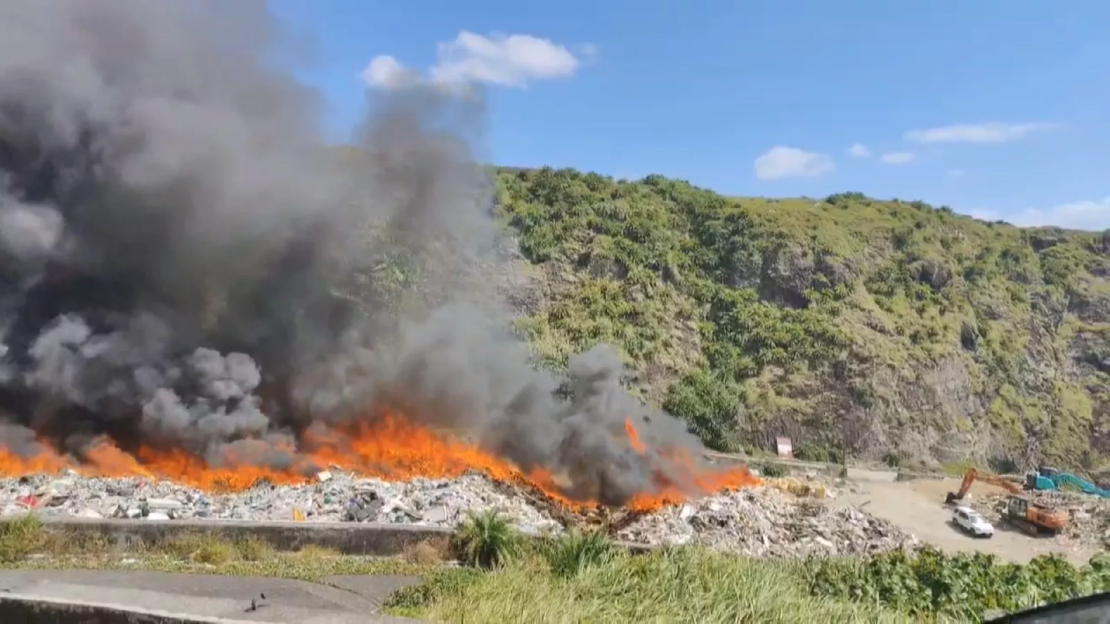 綠島垃圾掩埋場火警 延燒逾5小時獲控制