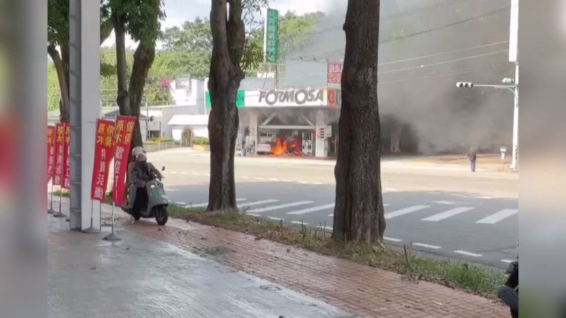 轎車失控撞進加油站 引發火勢幸無人傷