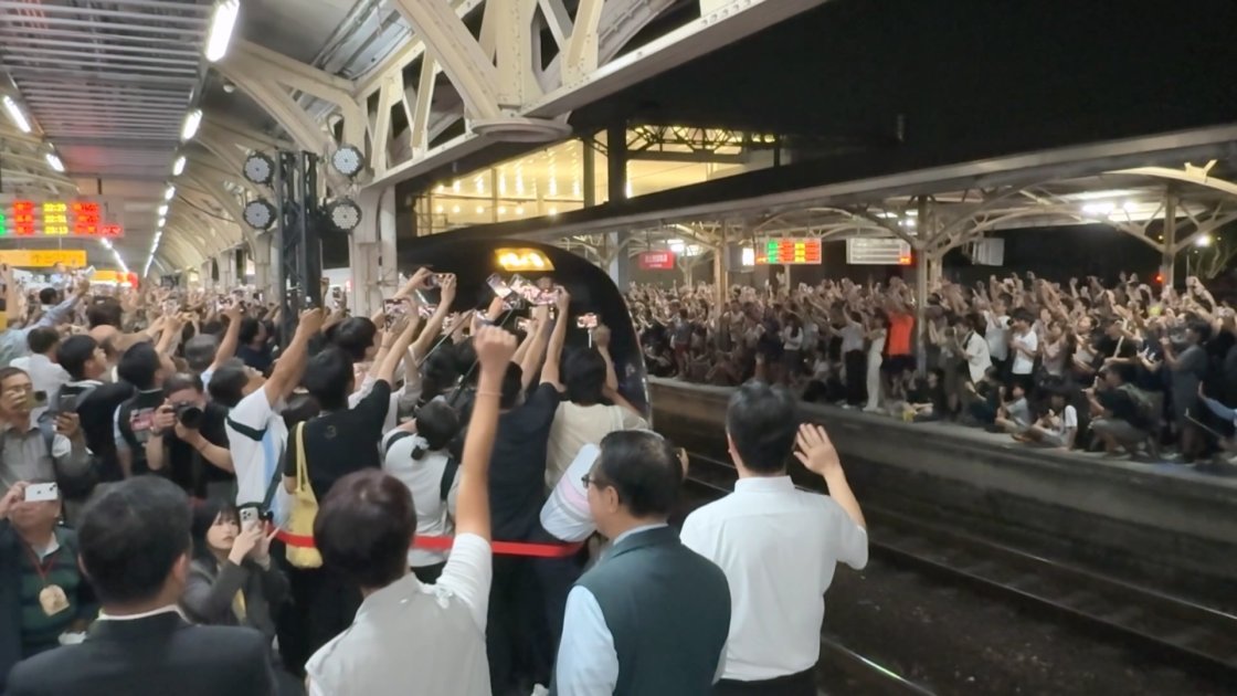 民眾前晚送別地面最後列車 南鐵地下化今首班車順利駛入