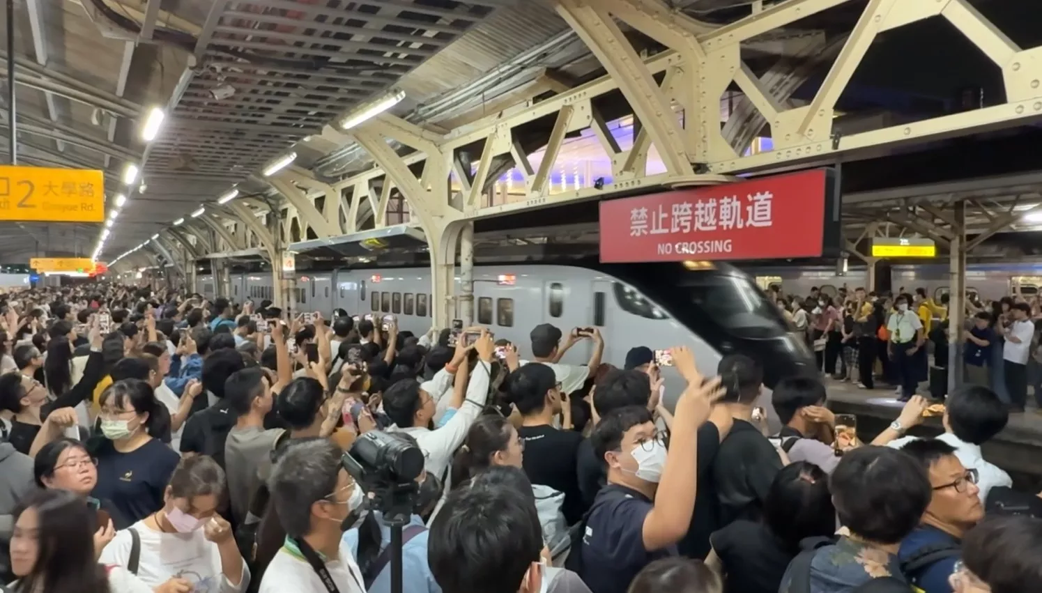 臺南車頭昨暗溢人陣 送別地面上尾一幫列車