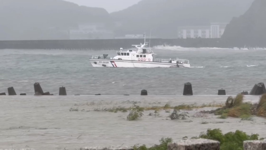 宜蘭蘇澳港吊臂車遭浪襲 救難人員續搜落海駕駛