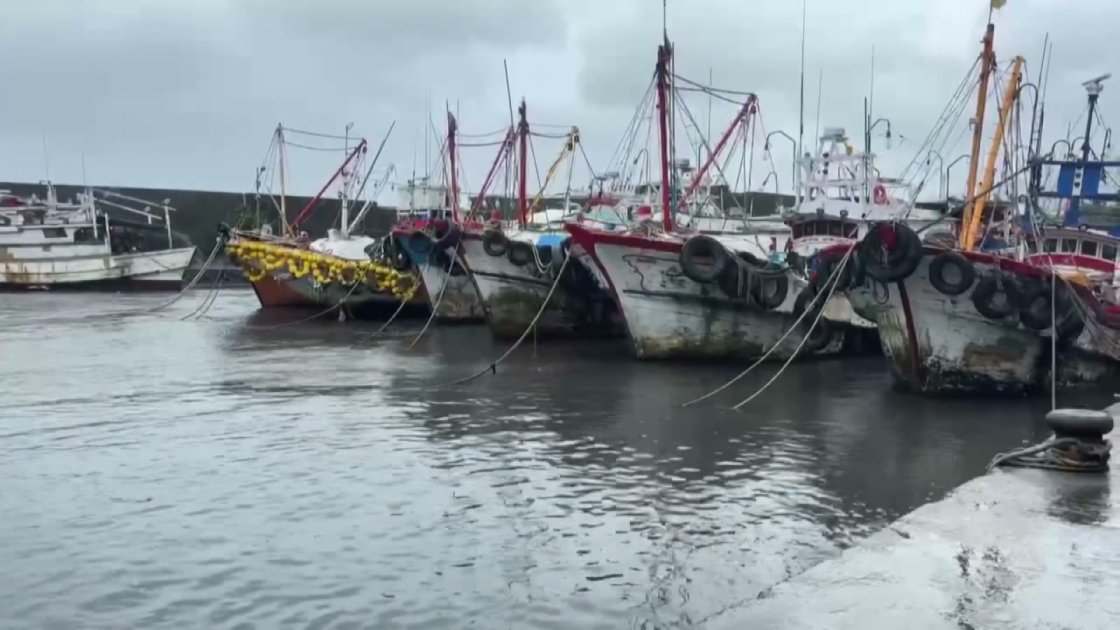大溪漁港東防波堤工程不敵巨浪 海水自缺口湧入港內漁船碰撞