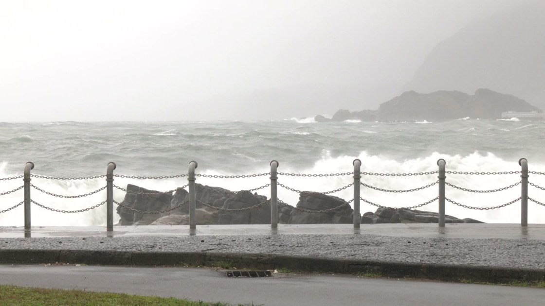 八斗子、潮境公園掀3公尺大浪 氣象署對基隆發布豪雨特報